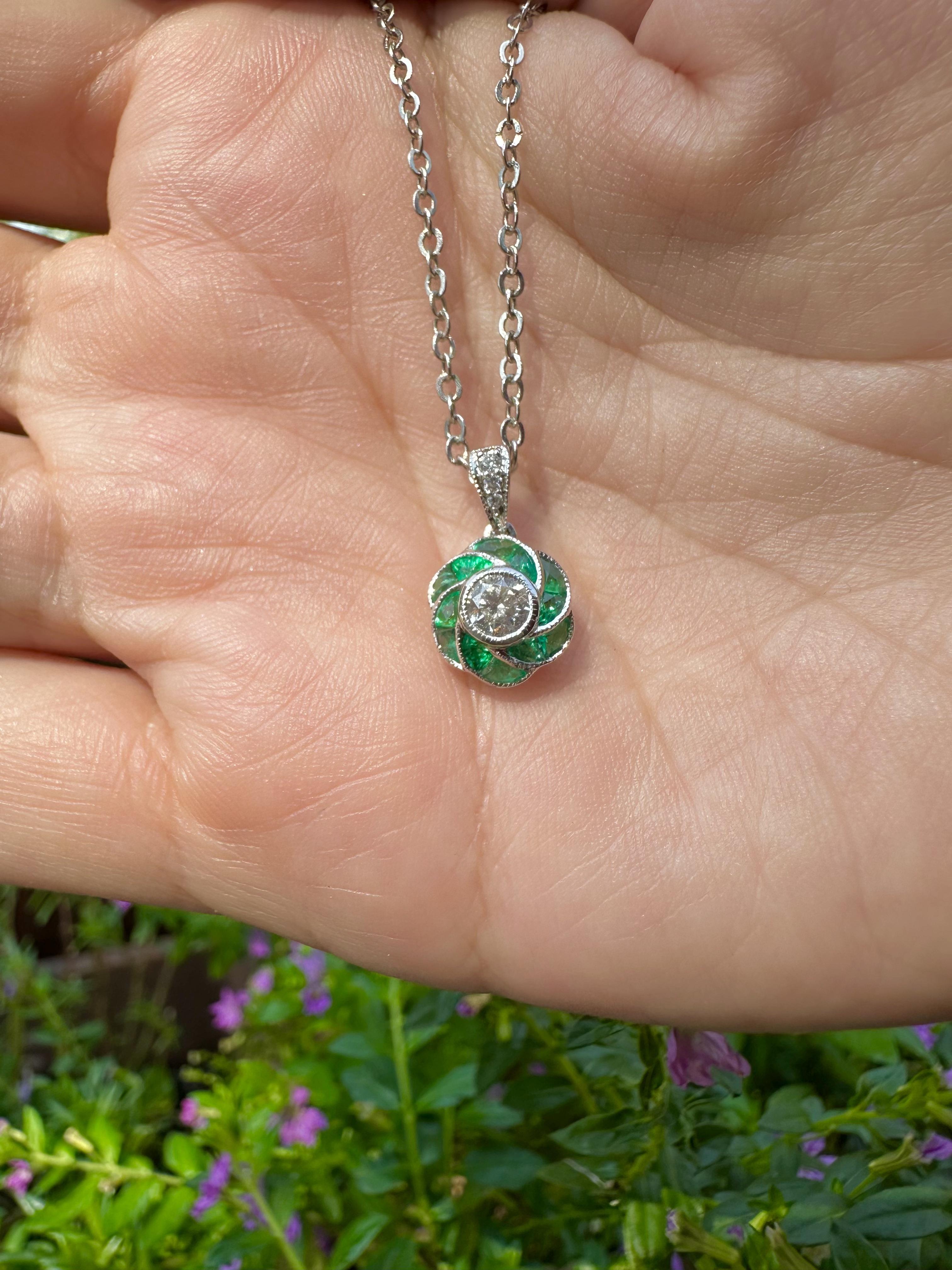 Diamond and Emerald Art Deco Style Rose Flower Pendant in 14K White Gold (Art déco) im Angebot