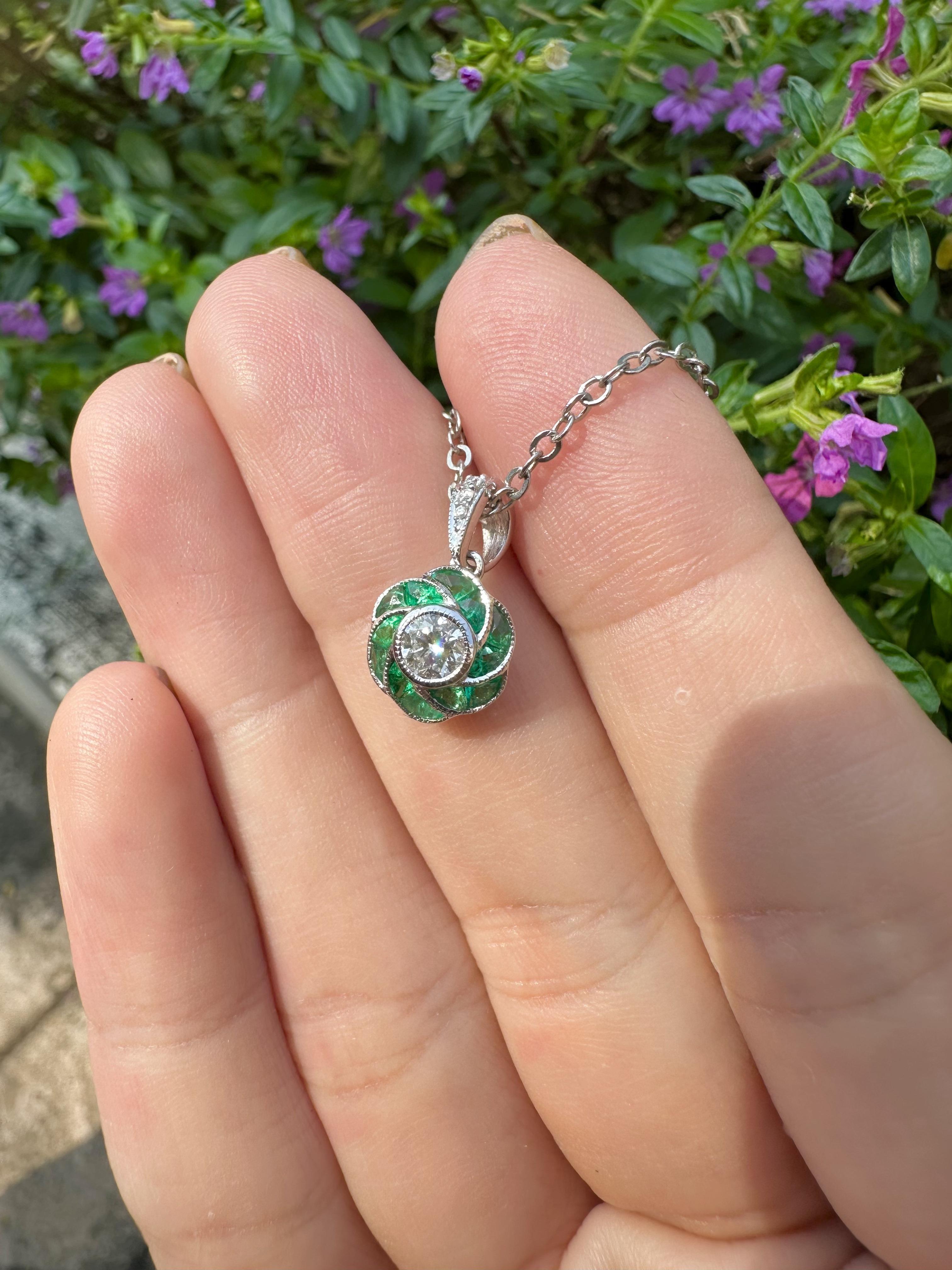 Diamond and Emerald Art Deco Style Rose Flower Pendant in 14K White Gold (Rundschliff) im Angebot