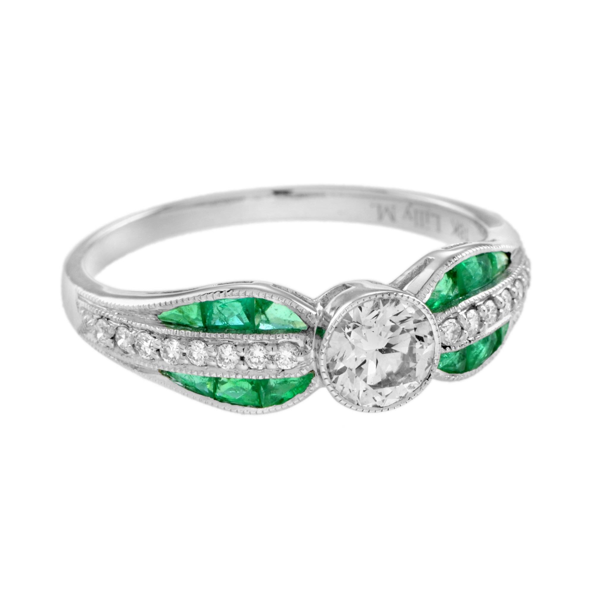 Este encantador anillo presenta un brillante diamante redondo en el centro, flanqueado por esmeraldas de talla francesa con forma de graciosas hojas. Cada hoja de esmeralda está acentuada en su centro con un brillante diamante, creando un delicado