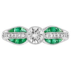 Anillo de compromiso solitario de diamantes y esmeraldas estilo Art Decó en oro blanco de 18 quilates