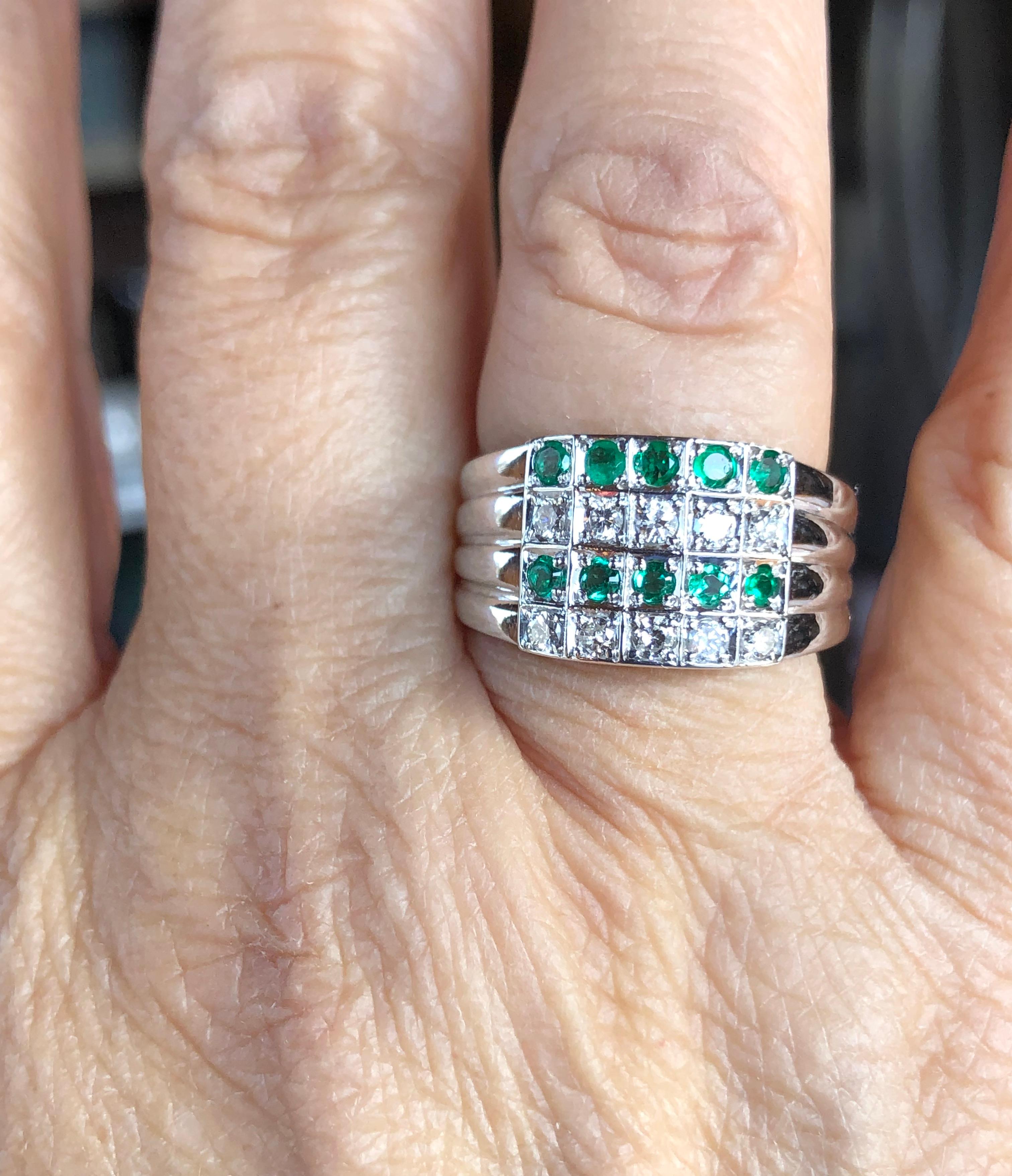 Round Cut Diamond and Emerald Band Ring White Gold 18K For Sale