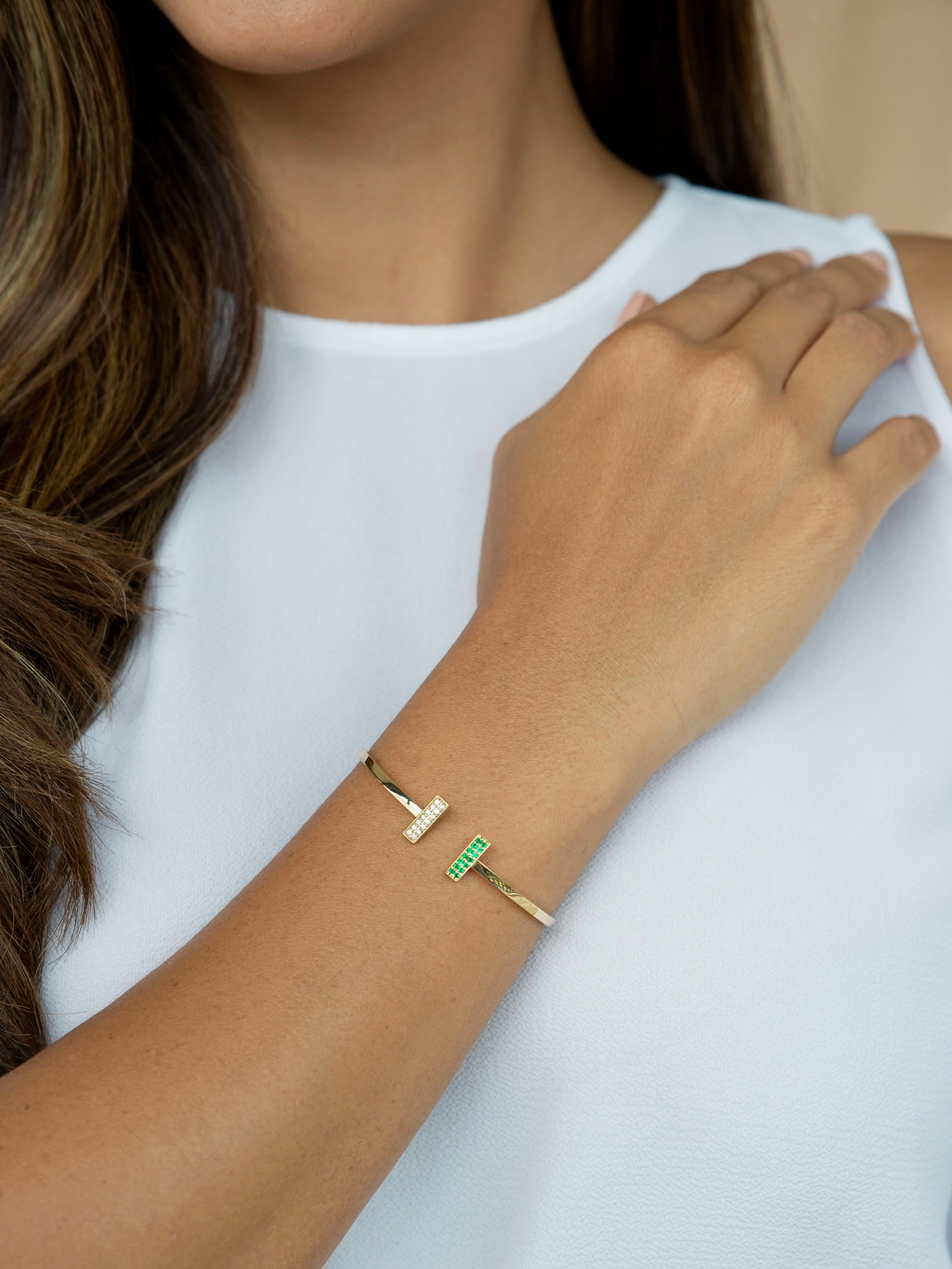 Moderne Bracelet en or jaune 18k avec diamants et émeraudes en vente