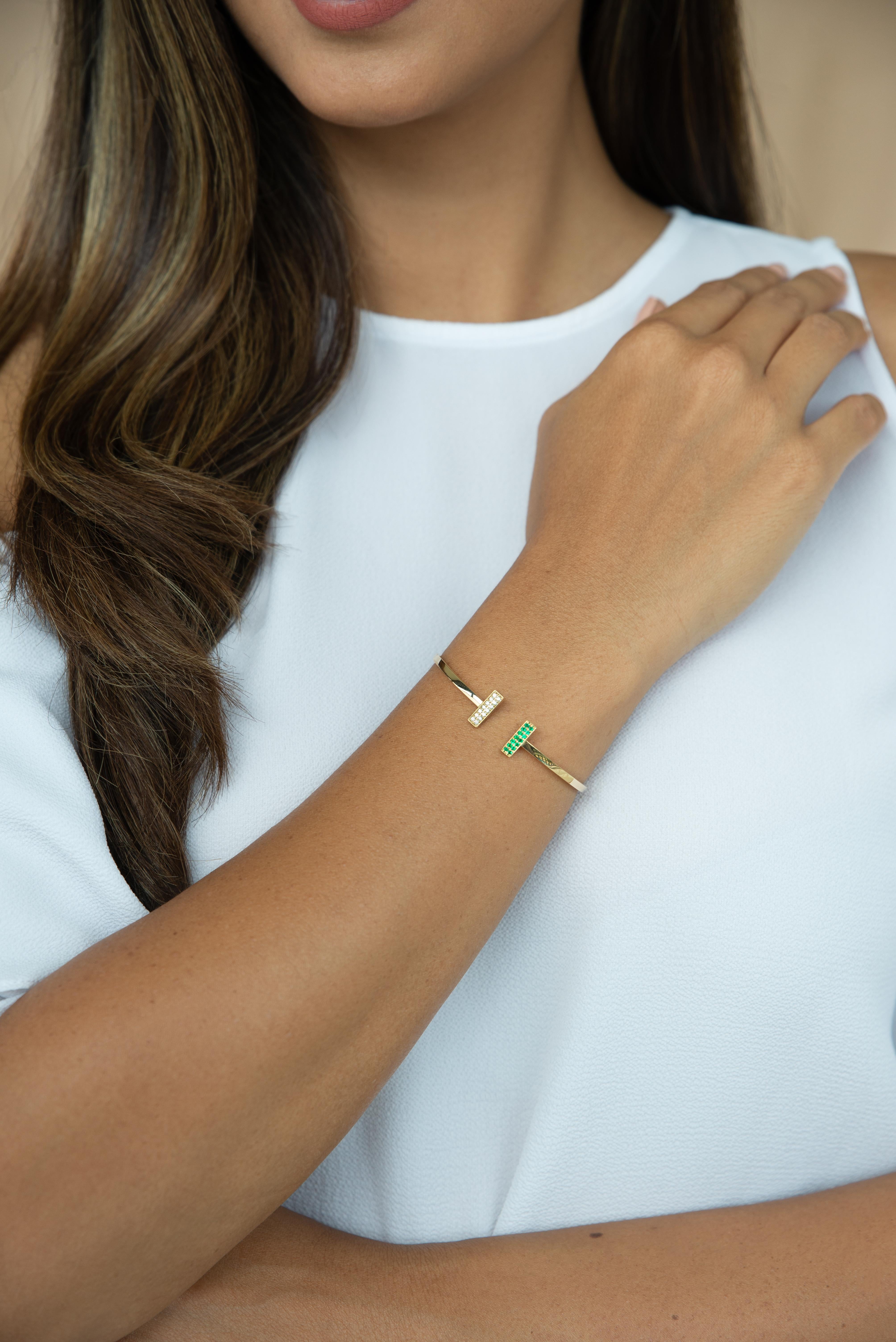 Taille ronde Bracelet en or jaune 18k avec diamants et émeraudes en vente