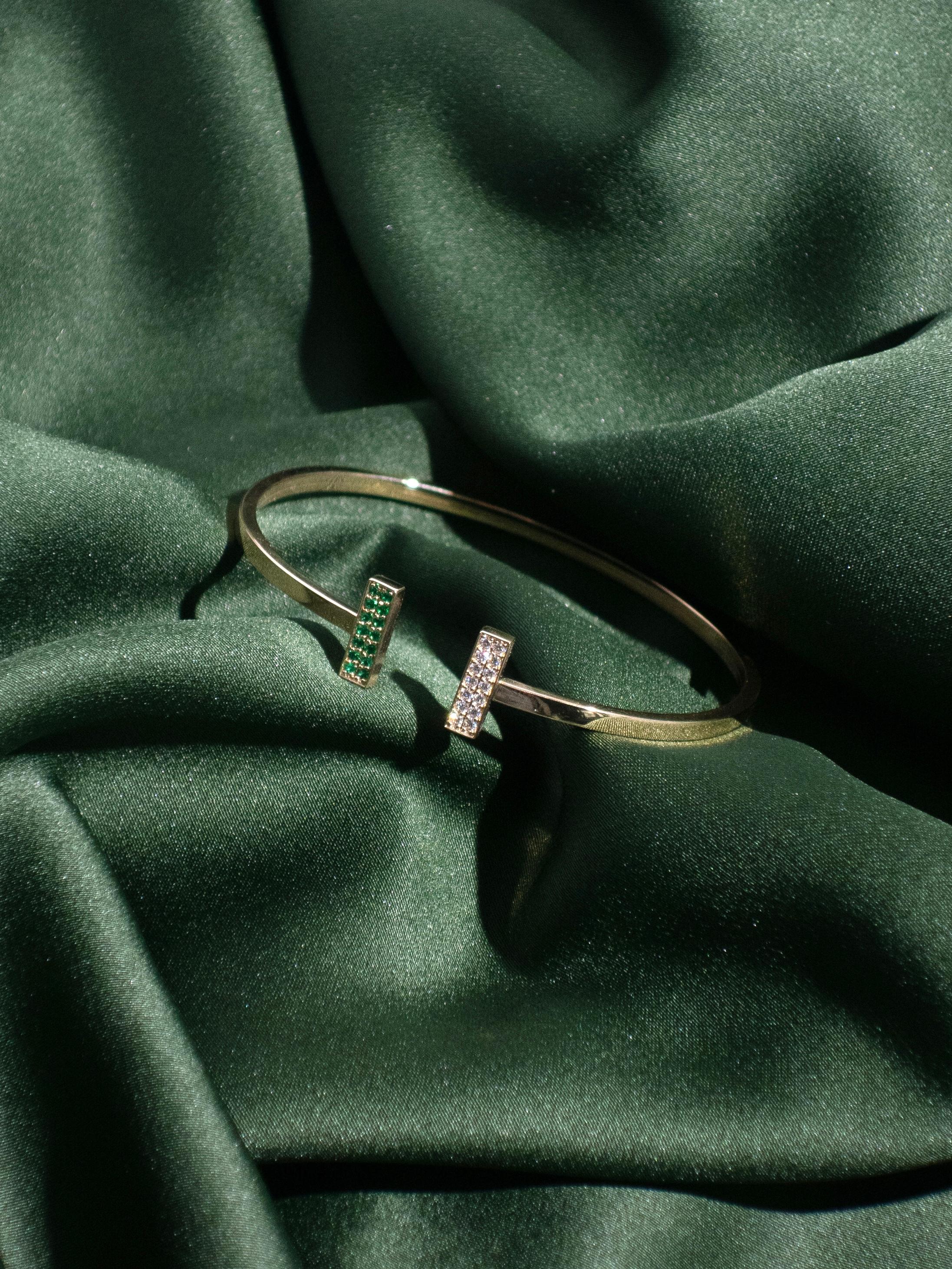 Bracelet en or jaune 18k avec diamants et émeraudes Neuf - En vente à Bangkok, TH