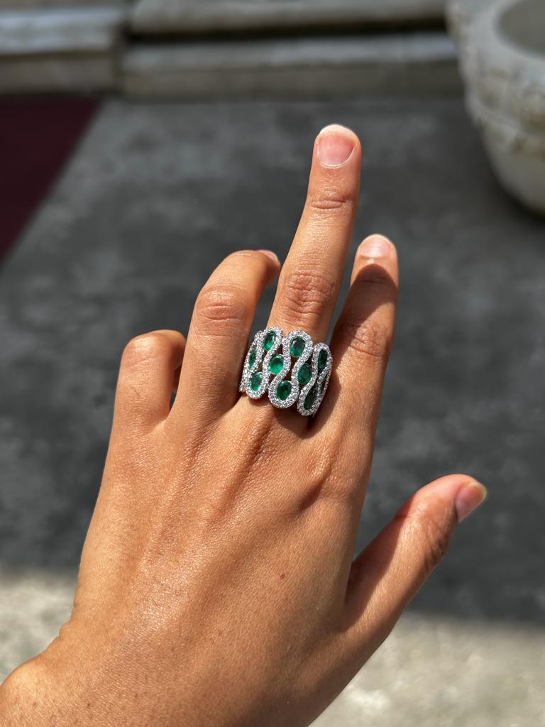 En venta: Anillo de diamantes y esmeralda en oro blanco macizo de 14k  7