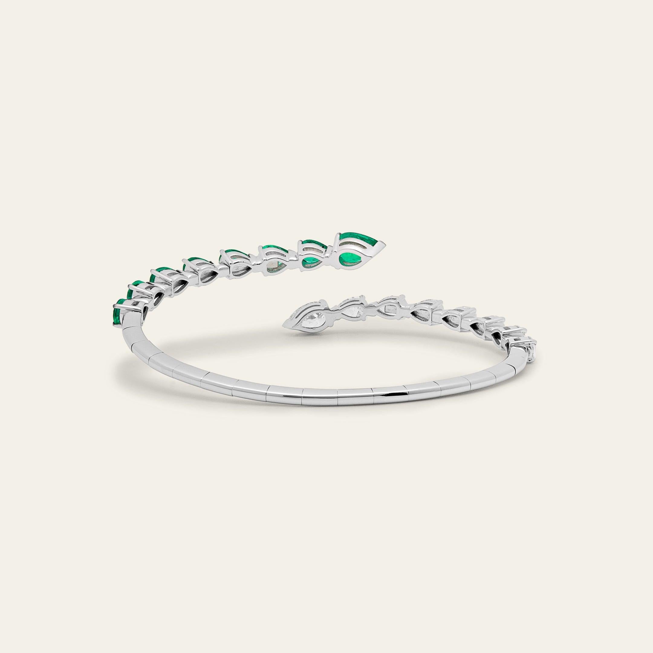 Diamant- und Smaragd-Bypass-Manschettenarmband (Tropfenschliff) im Angebot