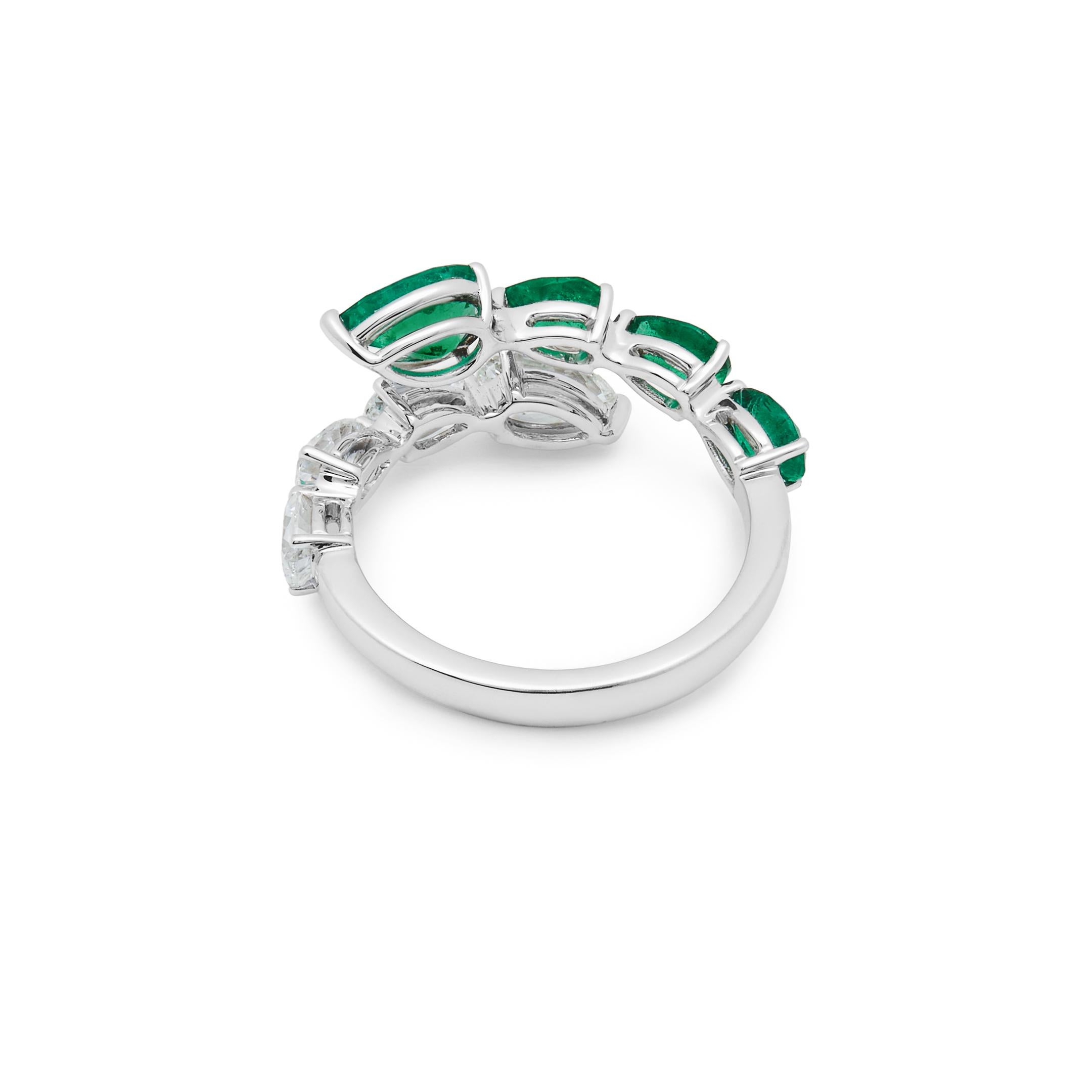 Diamond and Emerald Bypass Ring In New Condition For Sale In New York, NY