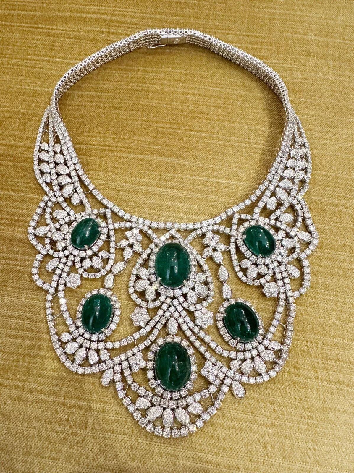 Statement-Halskette mit Smaragd und Diamant aus 18k Weißgold

Smaragd und Diamant-Halskette verfügt über sechs ovale Smaragd Cabochons mit einem Gesamtgewicht von 60-70 Karat geschätzt mit schönen tiefgrünen Farbe mit runden Brillanten in Herz und
