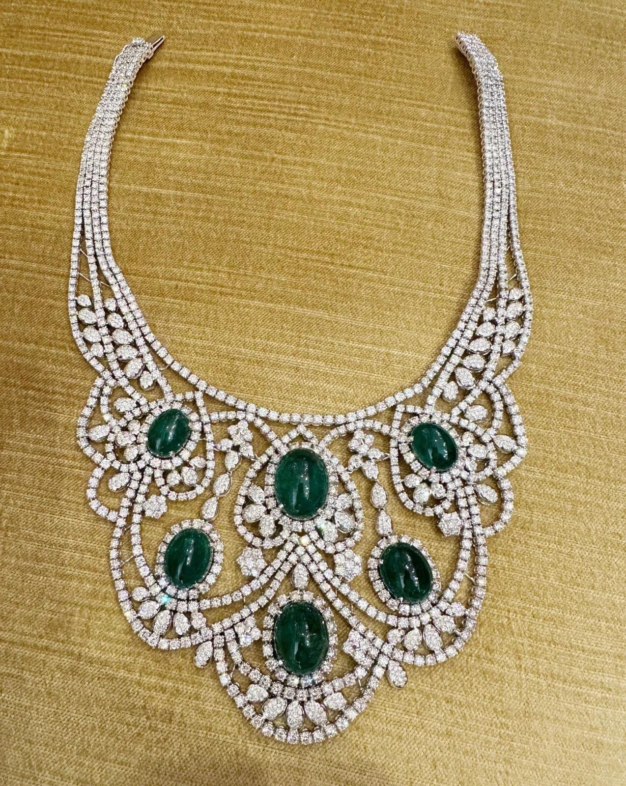Halskette mit Bib-Kragen aus 18 Karat Weißgold mit Diamanten und Smaragd im Cabochon-Schliff im Zustand „Hervorragend“ in La Jolla, CA
