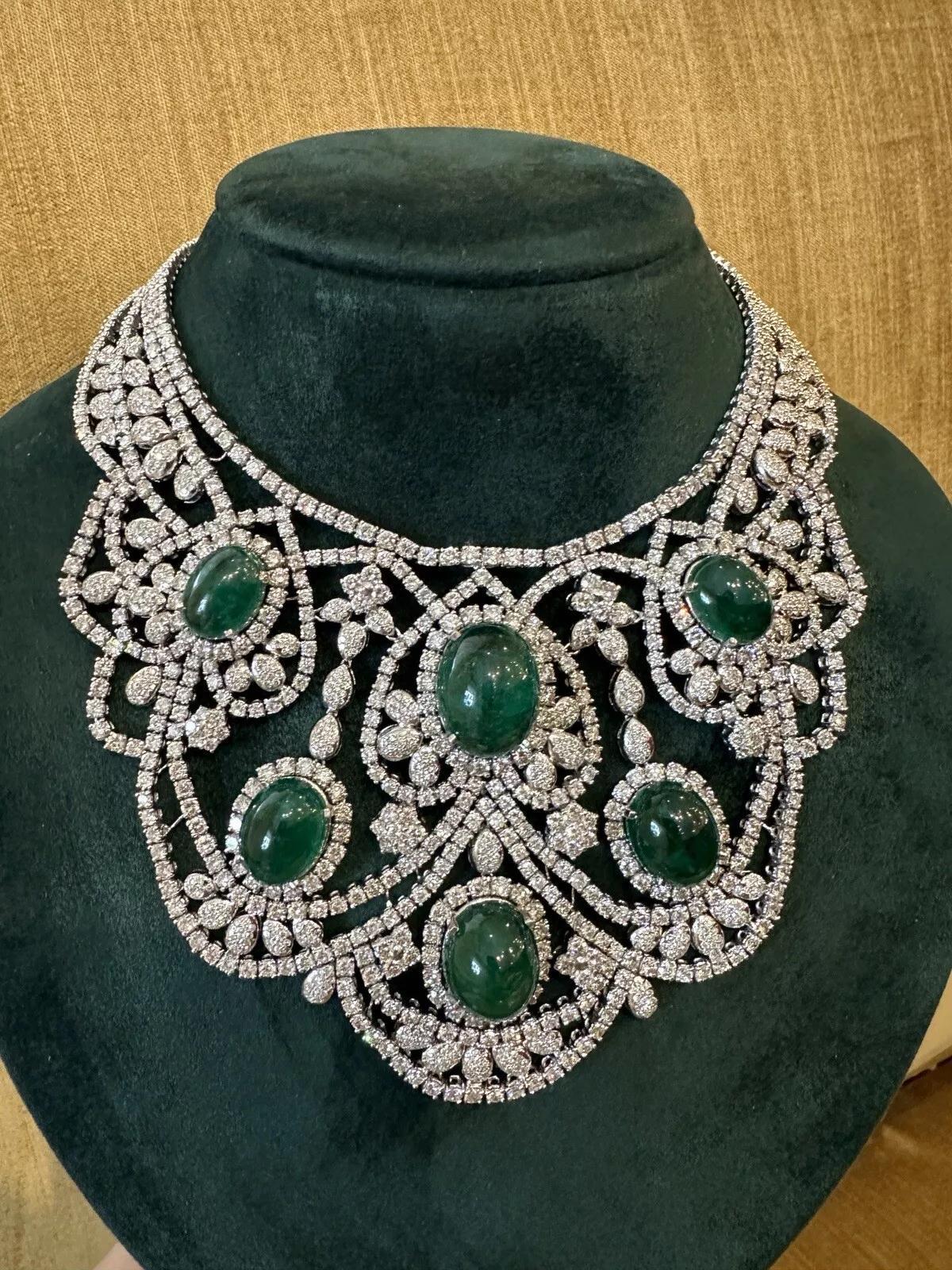 Halskette mit Bib-Kragen aus 18 Karat Weißgold mit Diamanten und Smaragd im Cabochon-Schliff Damen