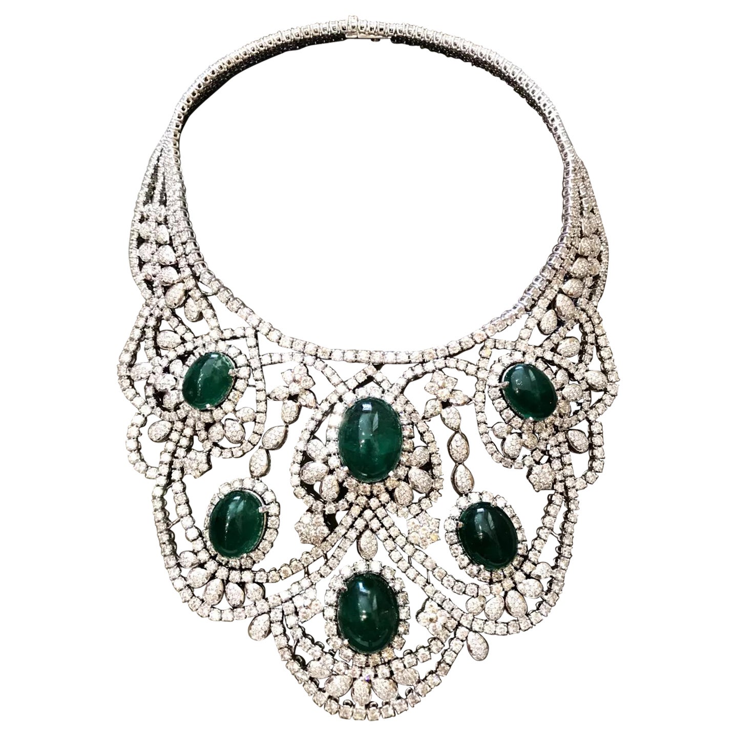Halskette mit Bib-Kragen aus 18 Karat Weißgold mit Diamanten und Smaragd im Cabochon-Schliff