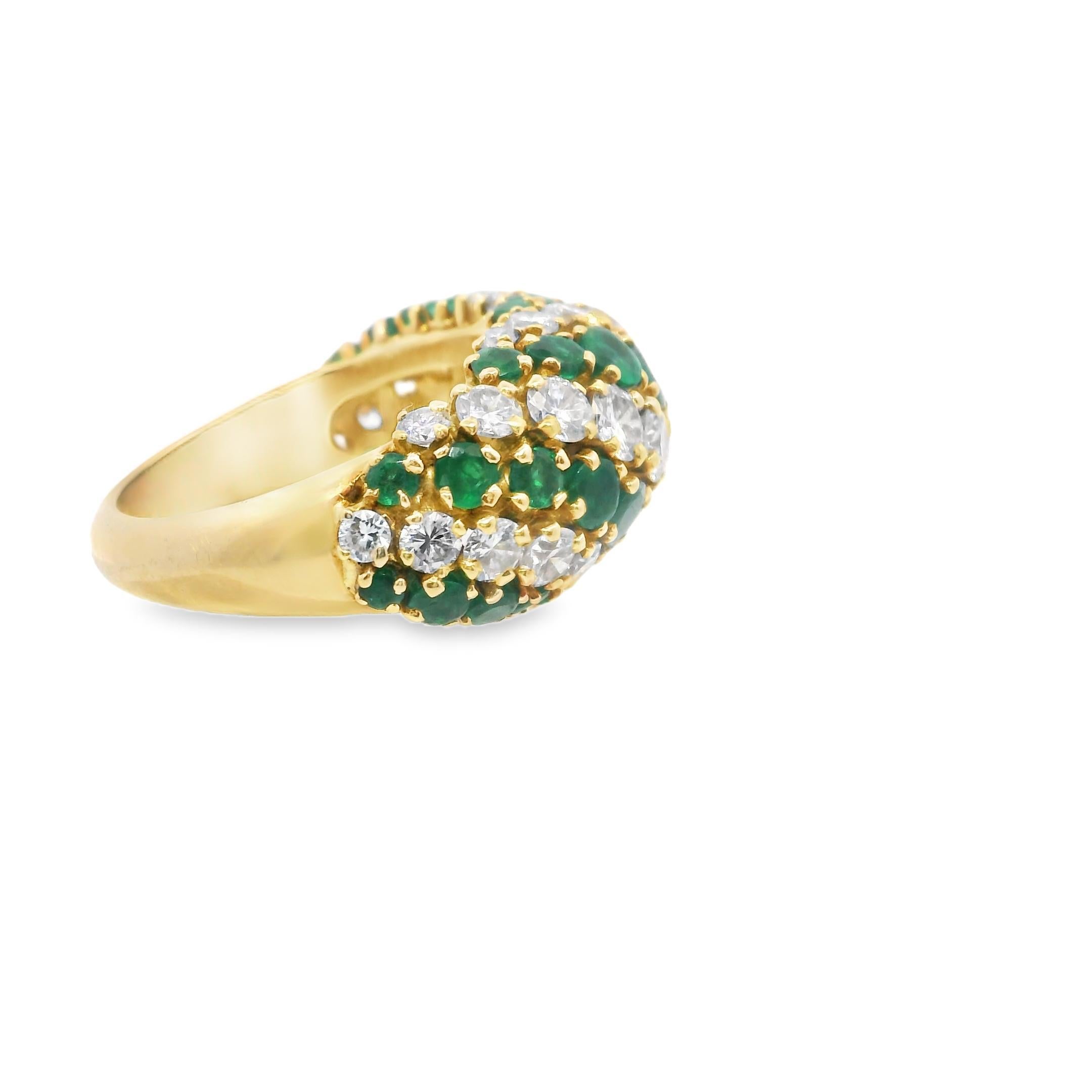 Jardin de lumière
Un verger d'émeraudes sous un ciel de diamants.

Fabriquée par Van Cleef & Arpels dans les années 1960, cette bague de cocktail voluptueuse est une étude de l'abondance. Serties dans un riche or jaune 18 carats, des émeraudes et