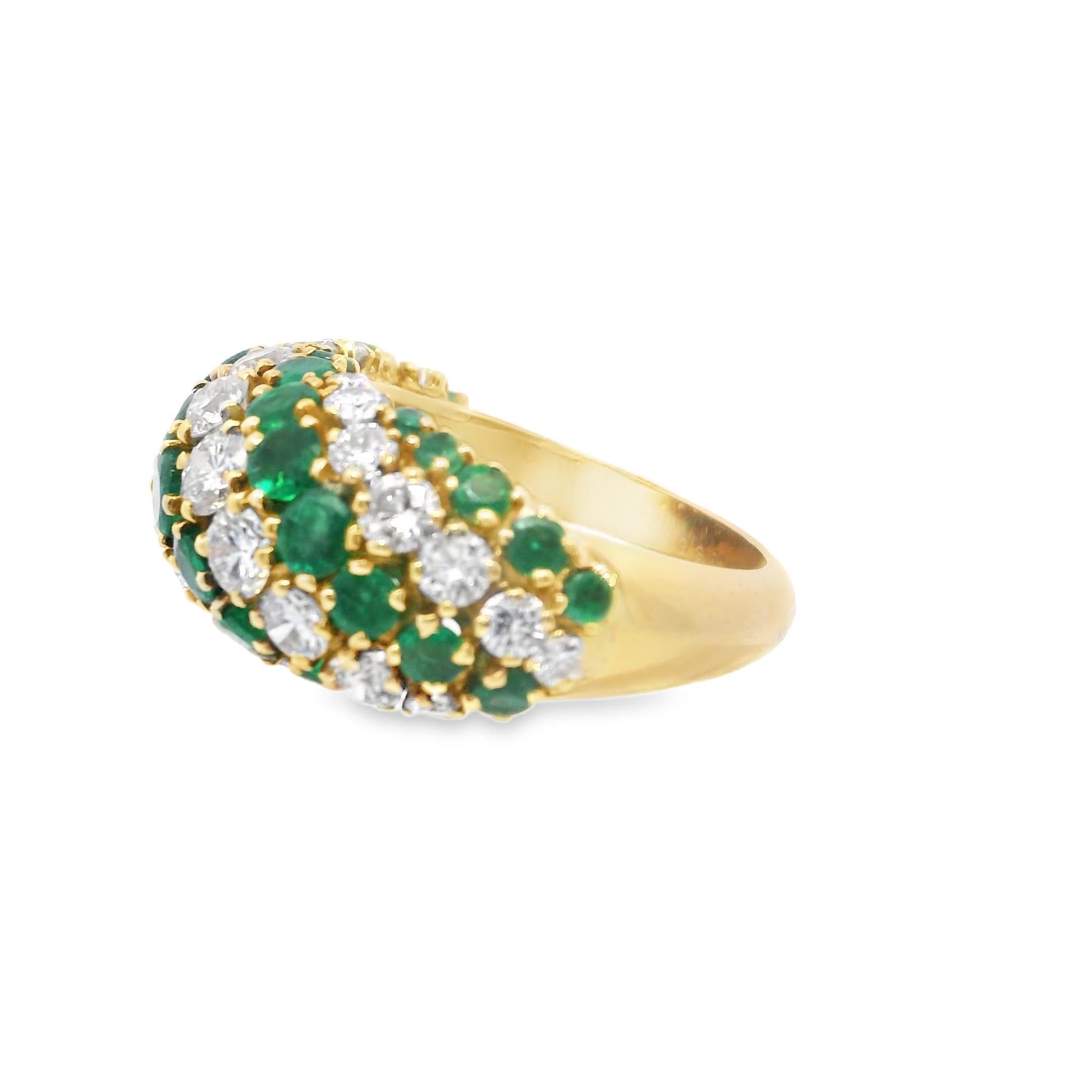 Taille ronde Bague cocktail en diamant et émeraude par Van Cleef & Arpels, France (années 1960) en vente