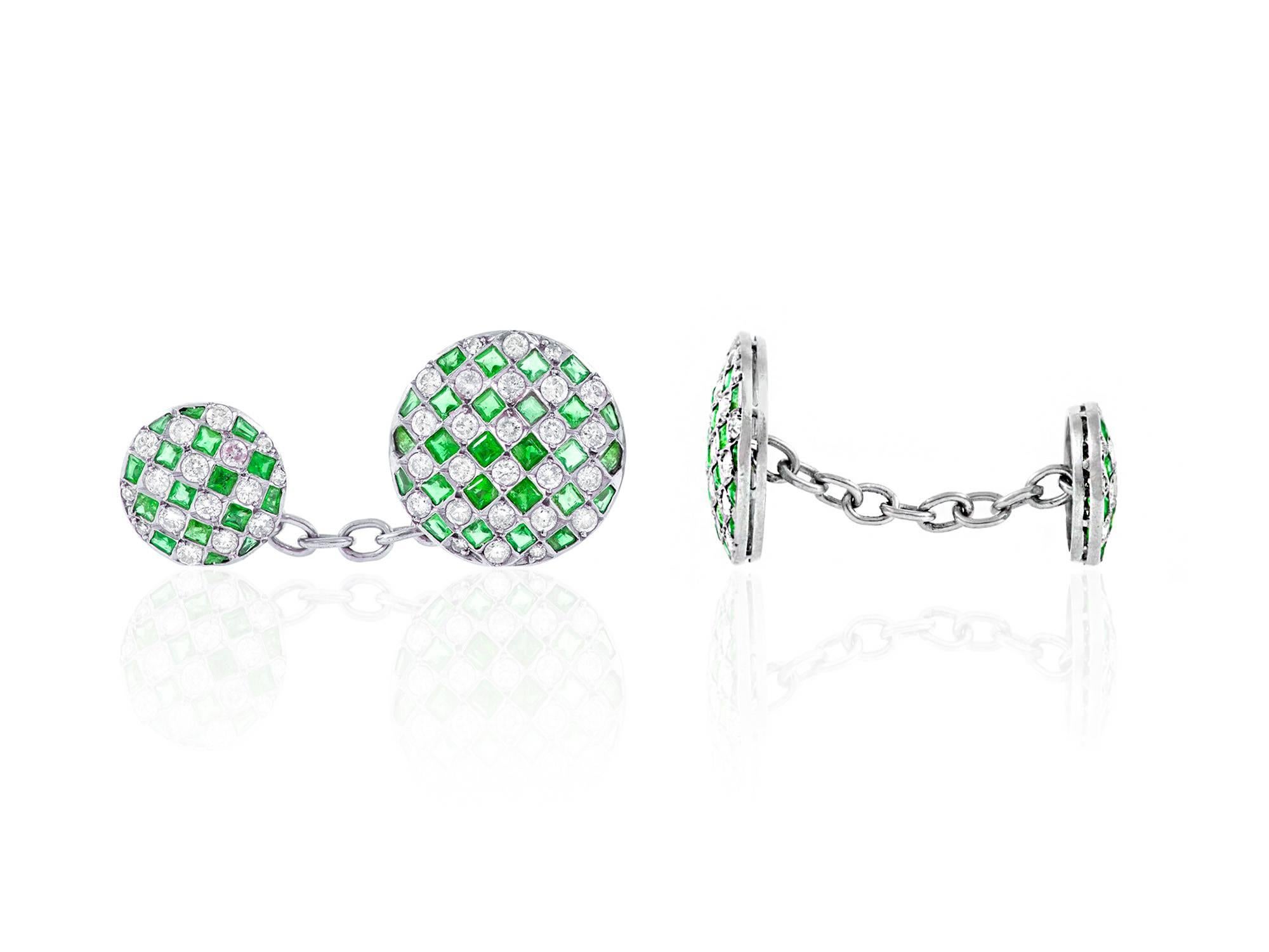 Fein gearbeitete Manschettenknöpfe aus Platin mit Diamanten von insgesamt 2,00 Karat und Smaragd von insgesamt 5,00 Karat.