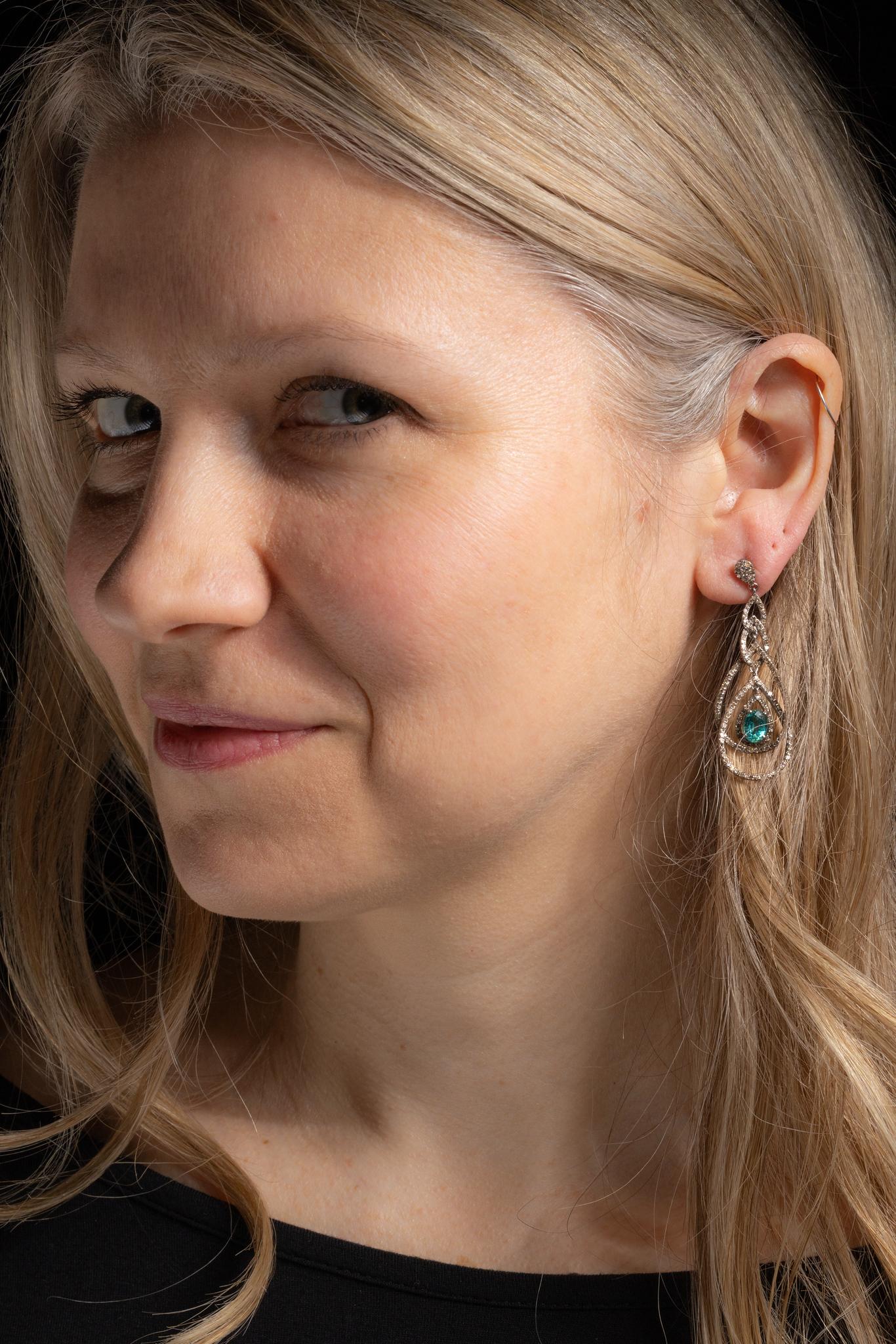 Taglio ovale Diamond and Emerald Dangle Drop Earrings in vendita