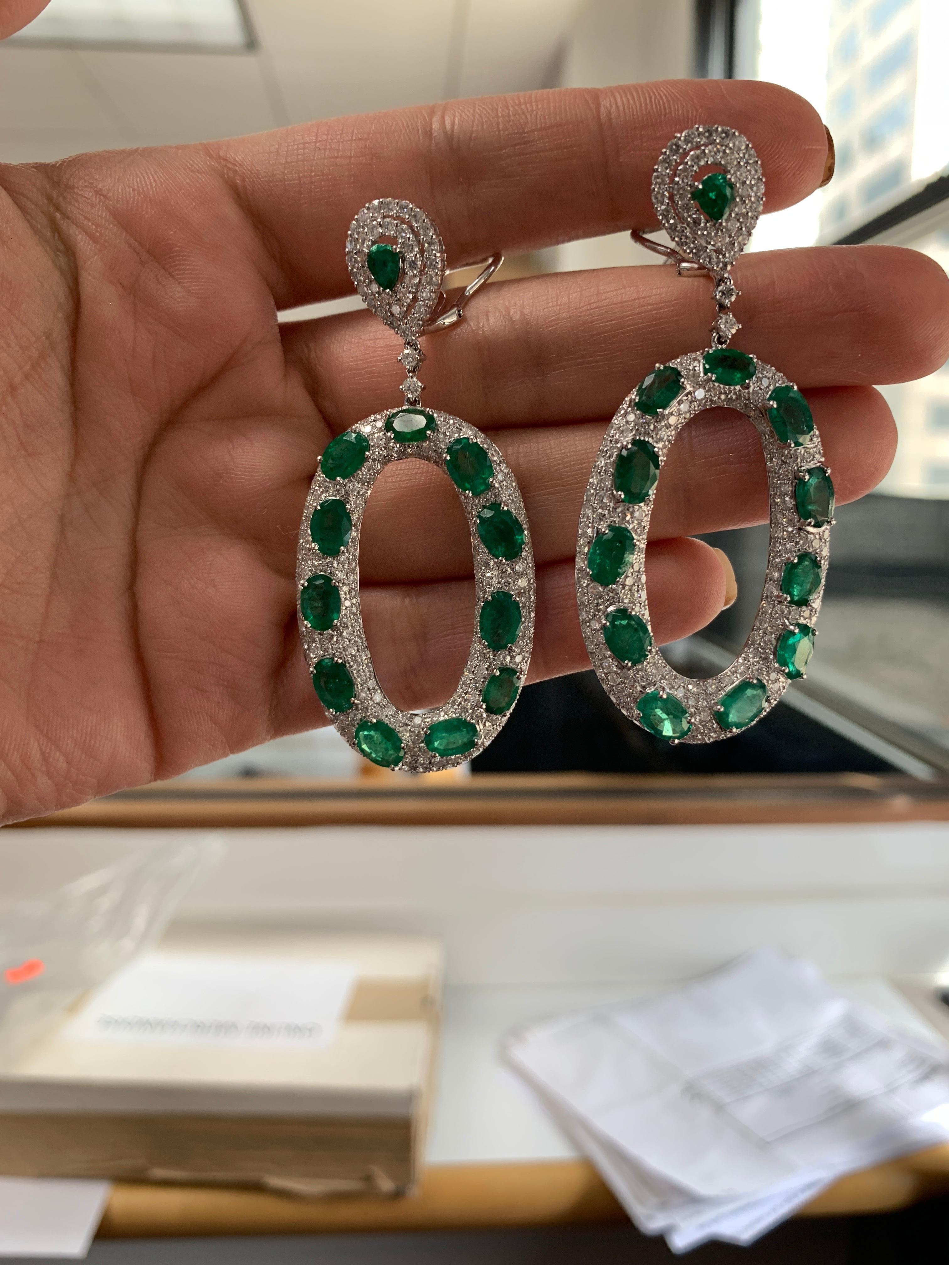 Diamond and Emerald Drop Earrings In New Condition For Sale In New York, NY