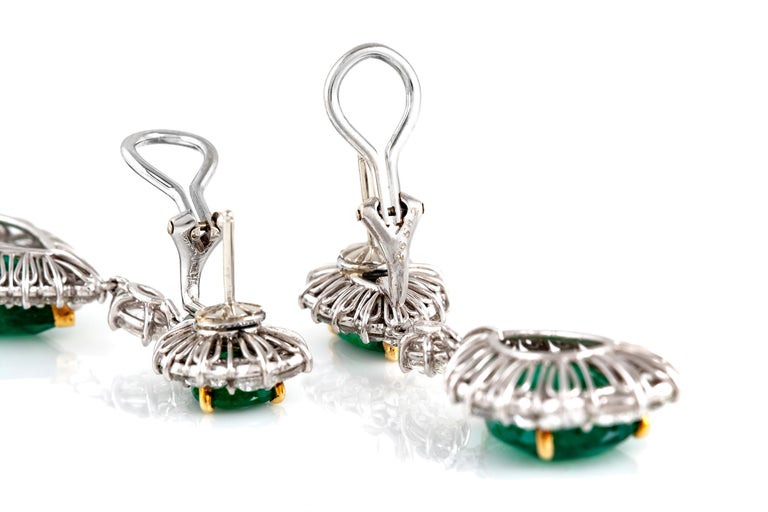 Diamond and Emerald Drop Earrings In Good Condition For Sale In New York, NY