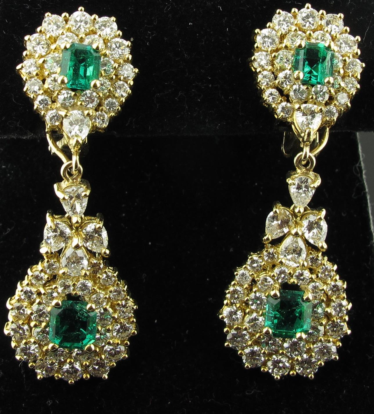 Diamond and Columbian Emerald Drop Earrings Set in 18 Karat Yellow Gold In Excellent Condition In Palm Desert, CA