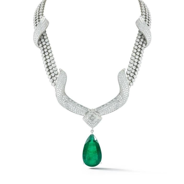 GORGEOUS DIAMOND AND EMERALD DROP NECKLACE Dieses spektakuläre Diamanthalsband mit abnehmbarem Smaragd-Anhänger ist ein unvergleichliches Statement. Ein persönlicher Favorit der verstorbenen Joan Rivers, ist es würdig, den roten Teppich Artikel: #