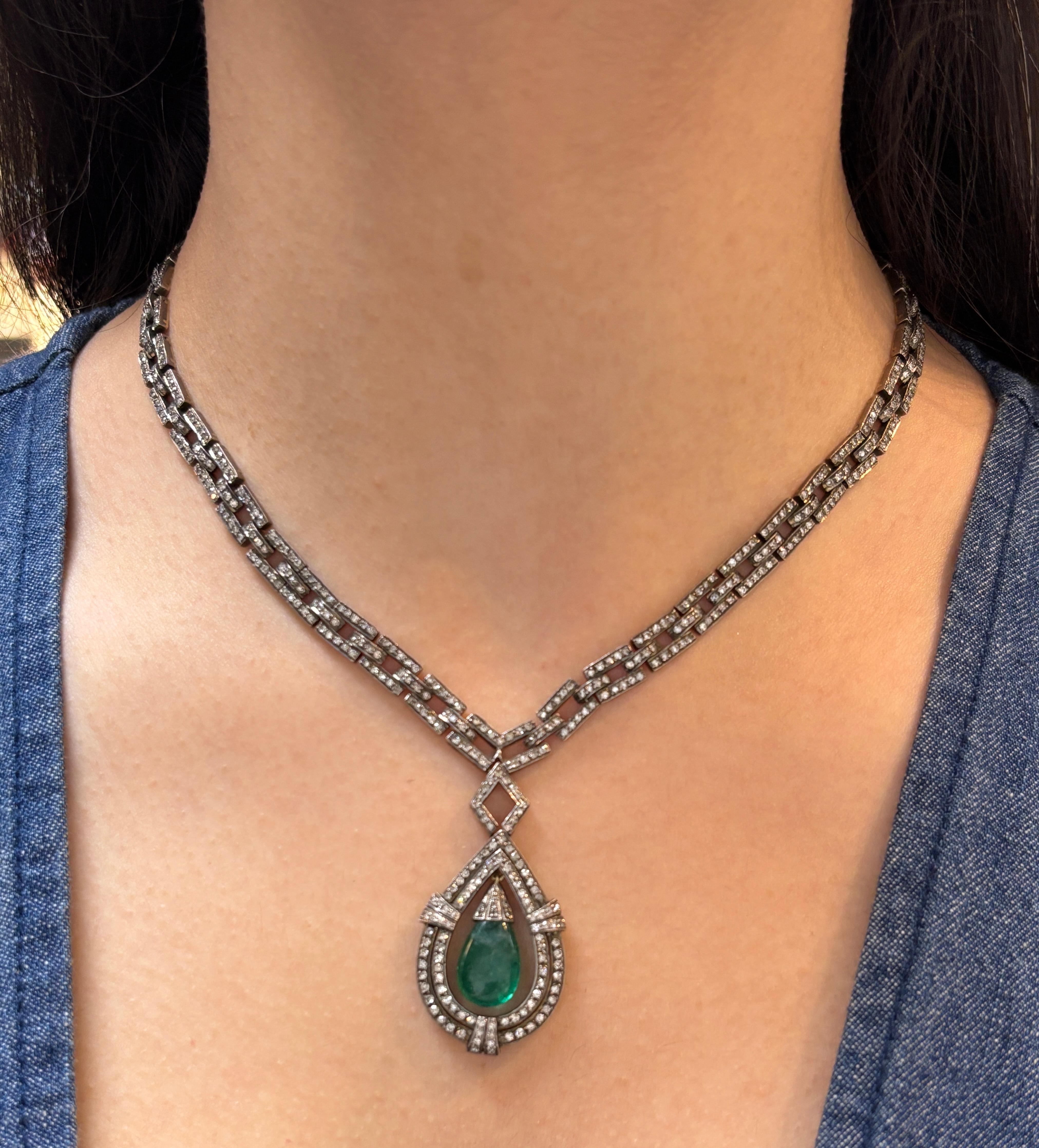 Collana con diamanti e smeraldi

Una collana con diamanti incastonati su una catena a maglie e un pendente con uno smeraldo cabochon a forma di pera.

Peso approssimativo dello smeraldo: 7.55 carati
Peso approssimativo dei diamanti: 5,80