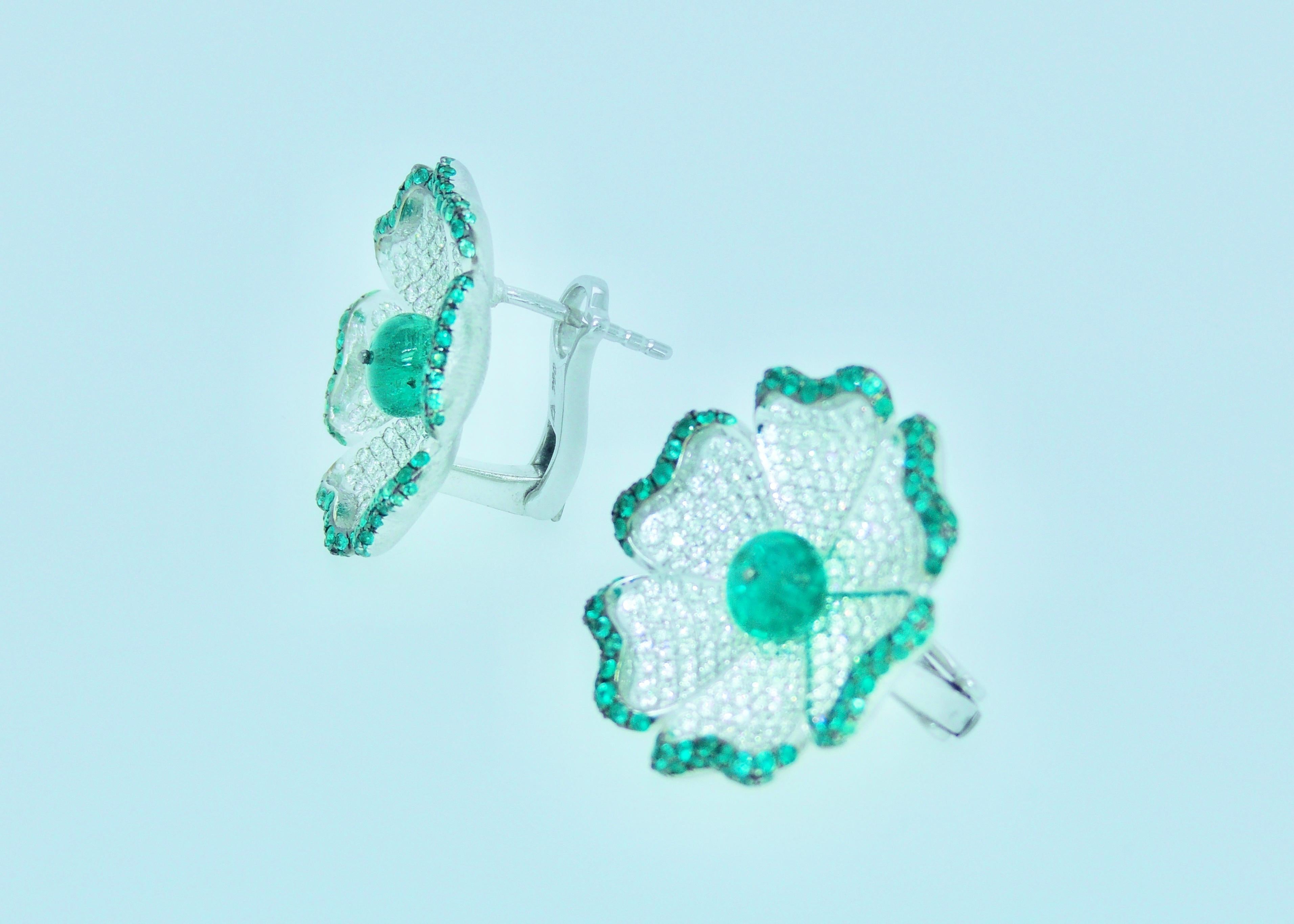 Contemporary Diamond and Emerald Earrings in 18 Karat White Gold For Sale