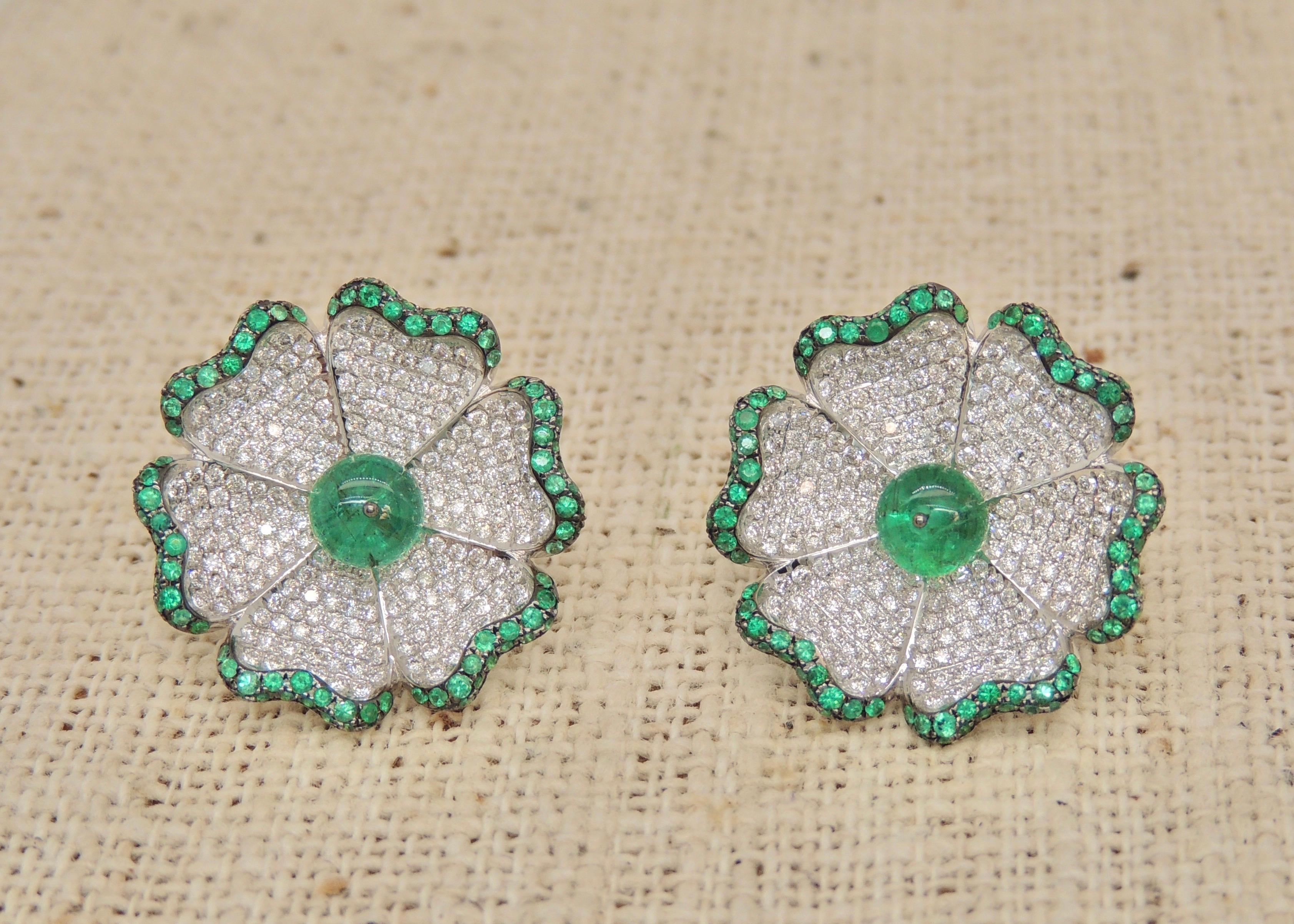 Diamond and Emerald Earrings in 18 Karat White Gold In New Condition For Sale In Mumbai, Maharashtra