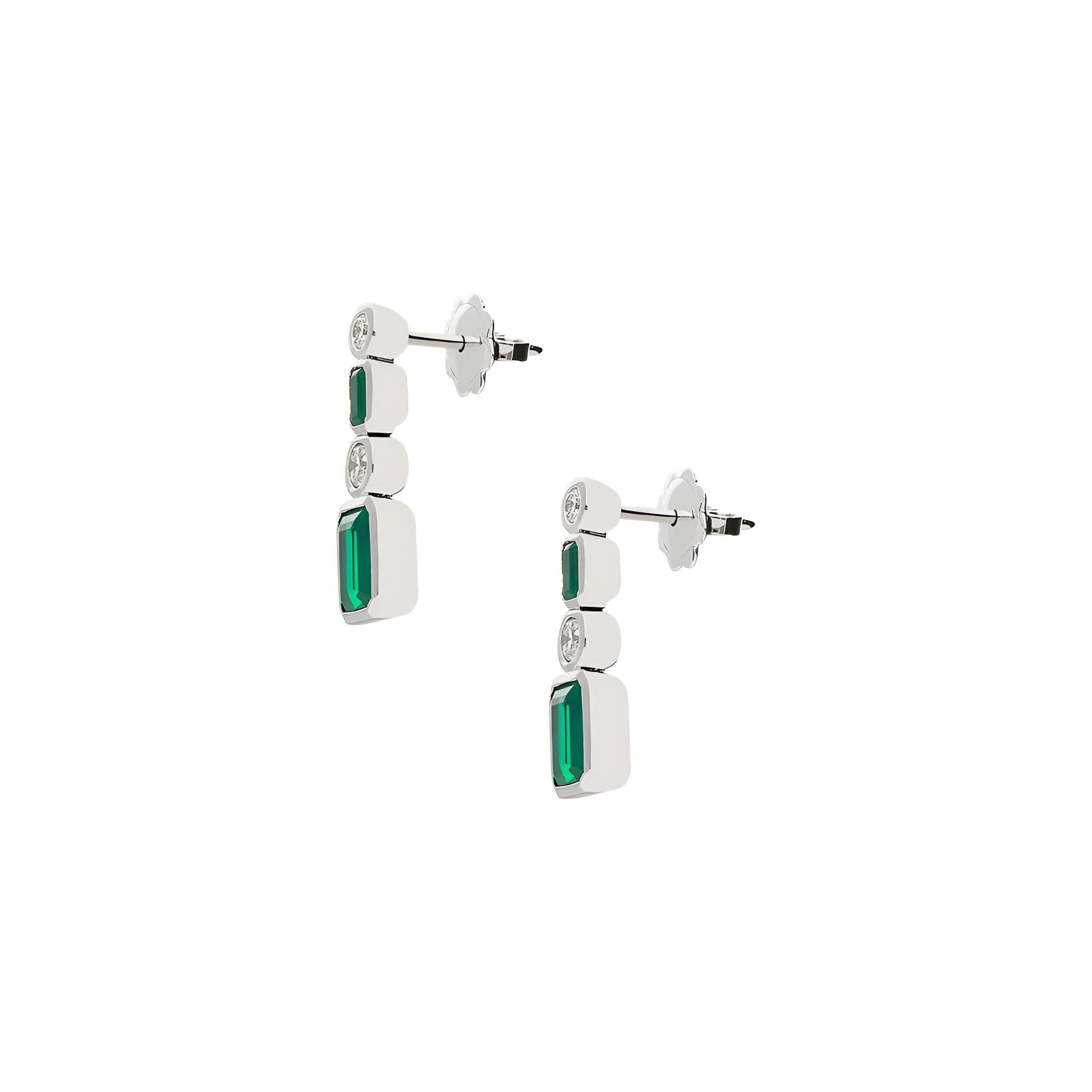 Fabriquées en or blanc 18 carats, ces boucles d'oreilles pèsent 4,50 grammes. Le design présente un contraste captivant entre une vibrante émeraude de 2,29 carats et 0,38 carats de diamants GSI taille brillant. La couleur riche et profonde des