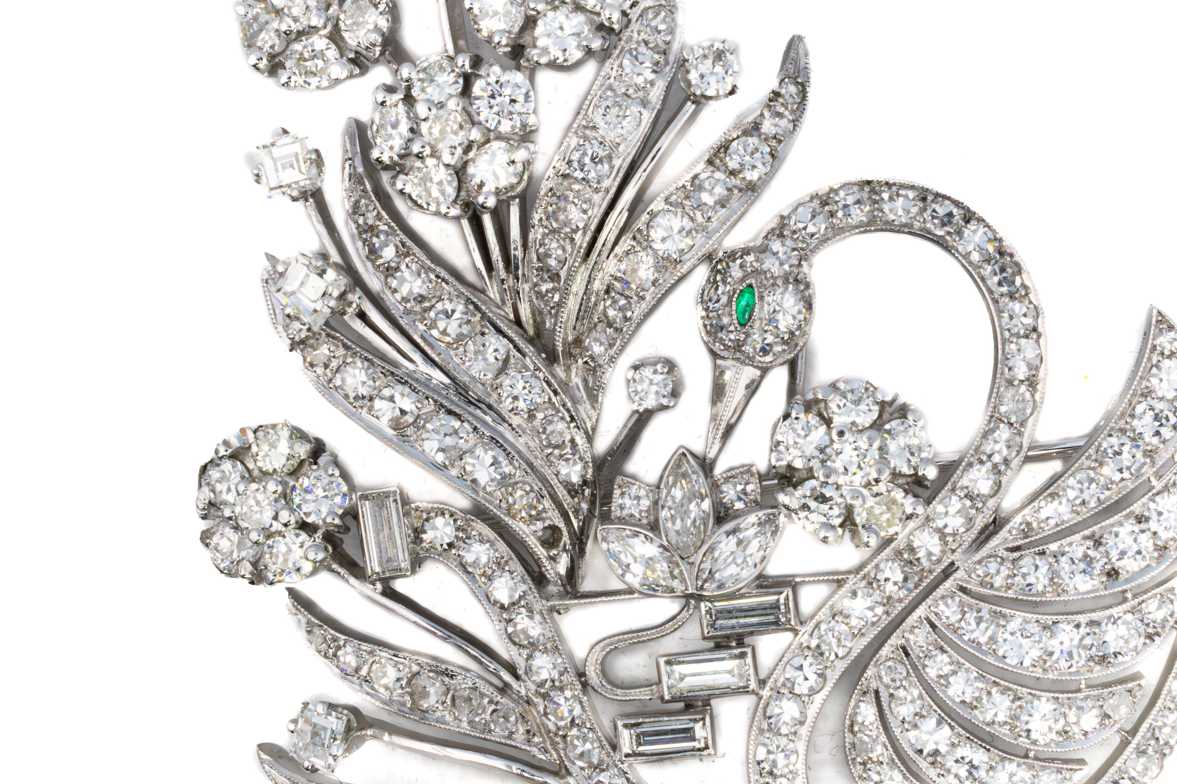 Broche Cisne Floral de Diamantes y Esmeraldas en Platino

Descripción:
Este excepcional broche de mediados del siglo XX tiene la refinada forma de un grácil cisne, está realizado en platino y totalmente engastado con brillantes diamantes blancos de
