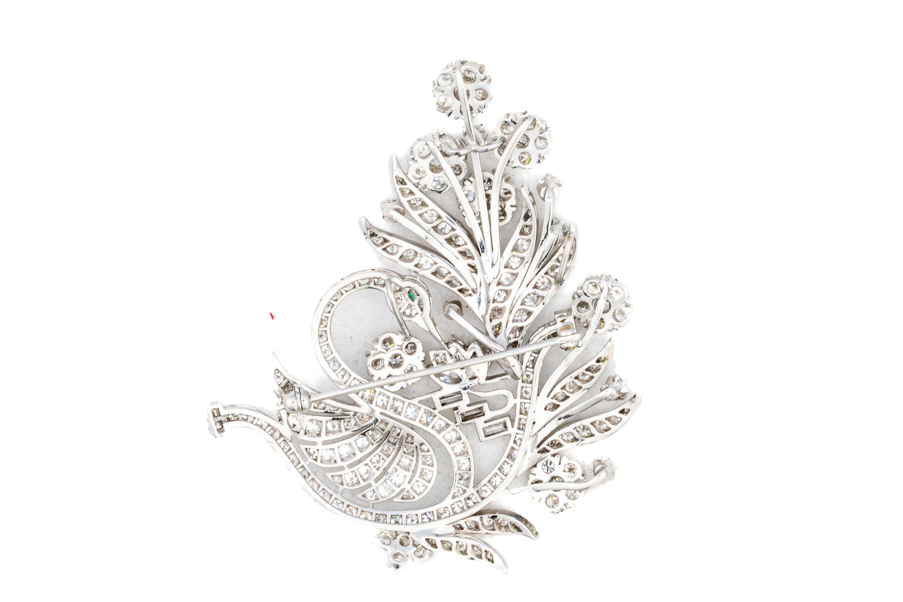 Broche Cisne Floral de Diamantes y Esmeraldas en Platino Retro en venta