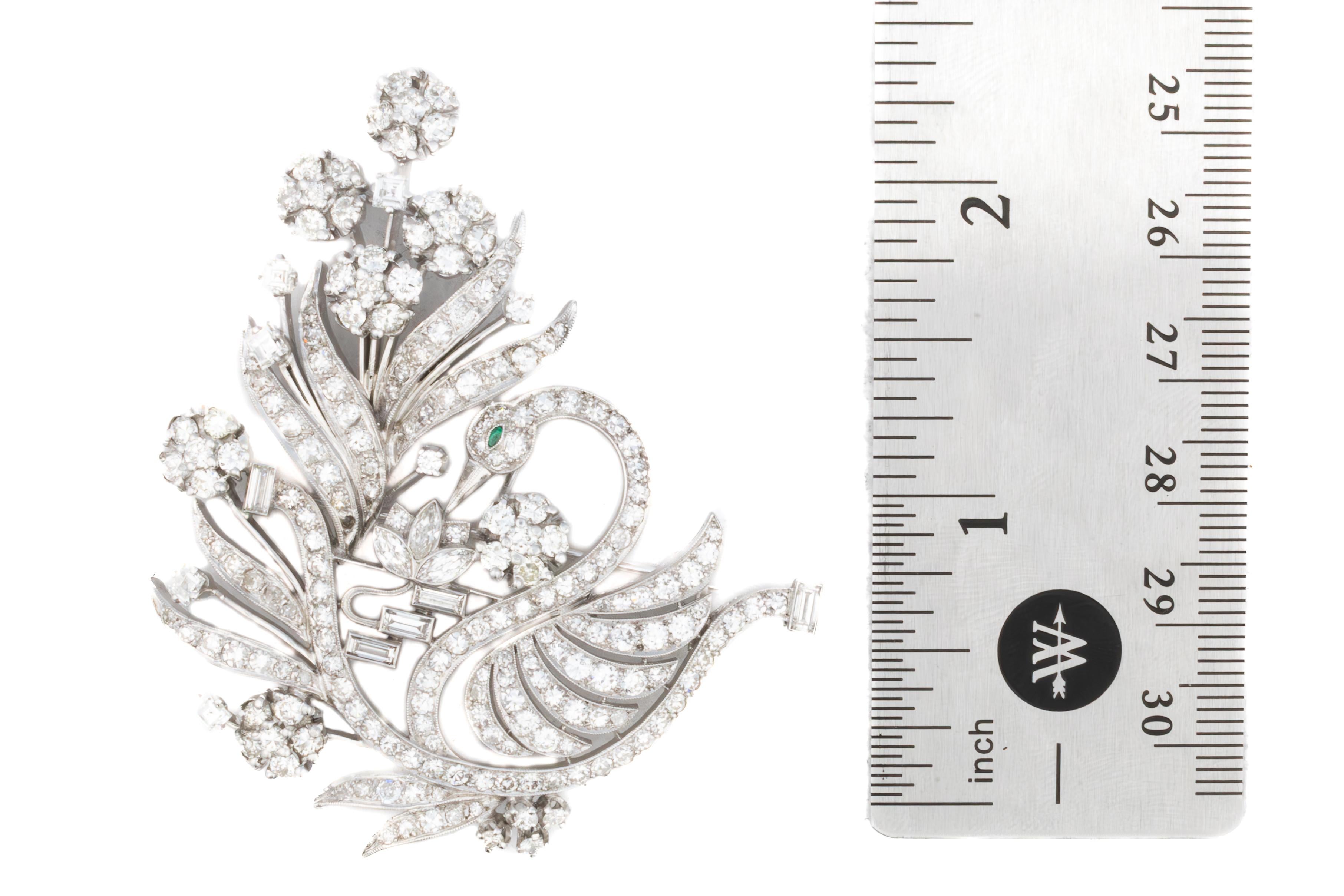 Broche Cisne Floral de Diamantes y Esmeraldas en Platino Corte redondo en venta