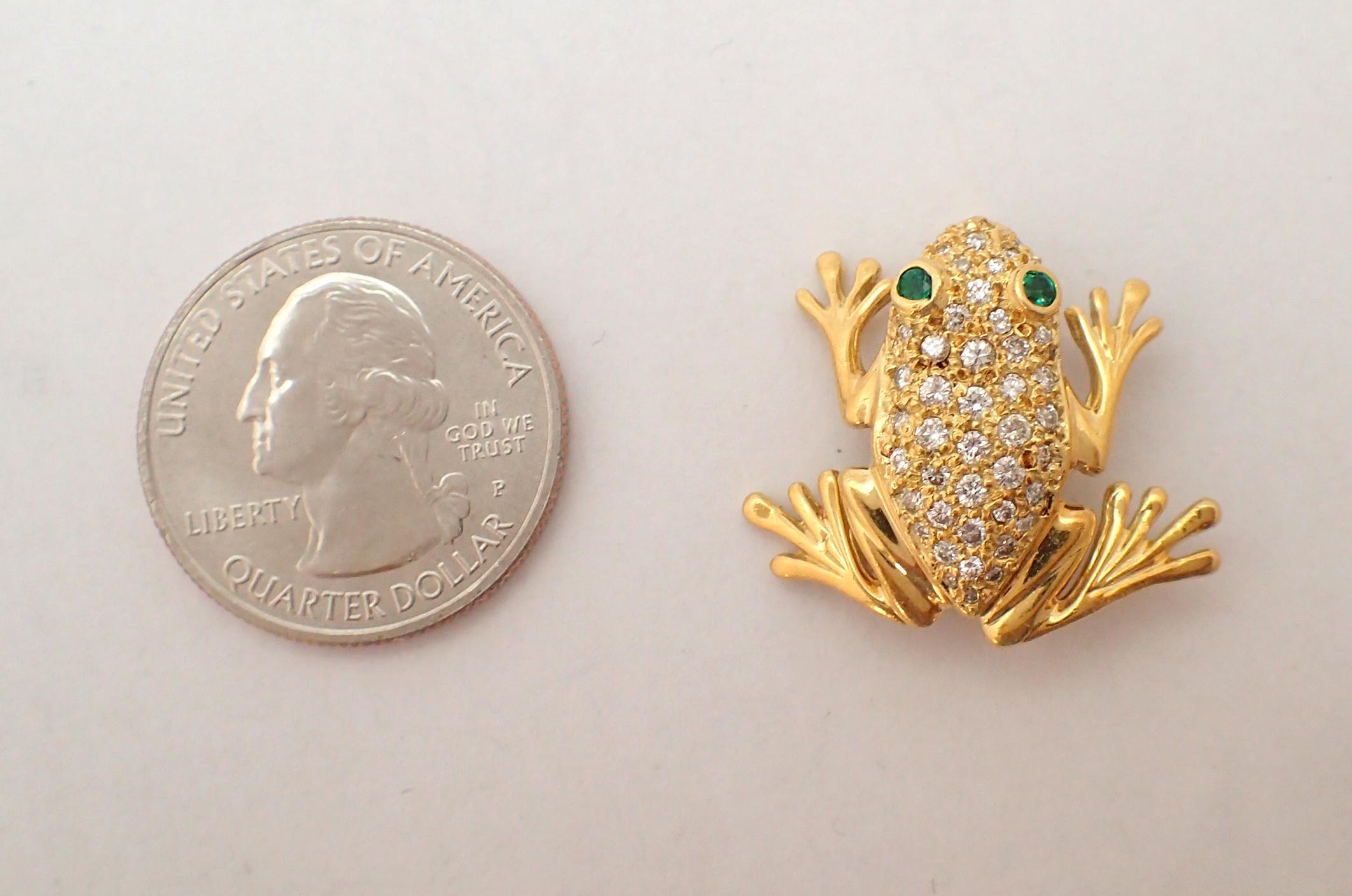 Diamond and Emerald Frog Pin in 18 Karat Yellow Gold For Sale 1