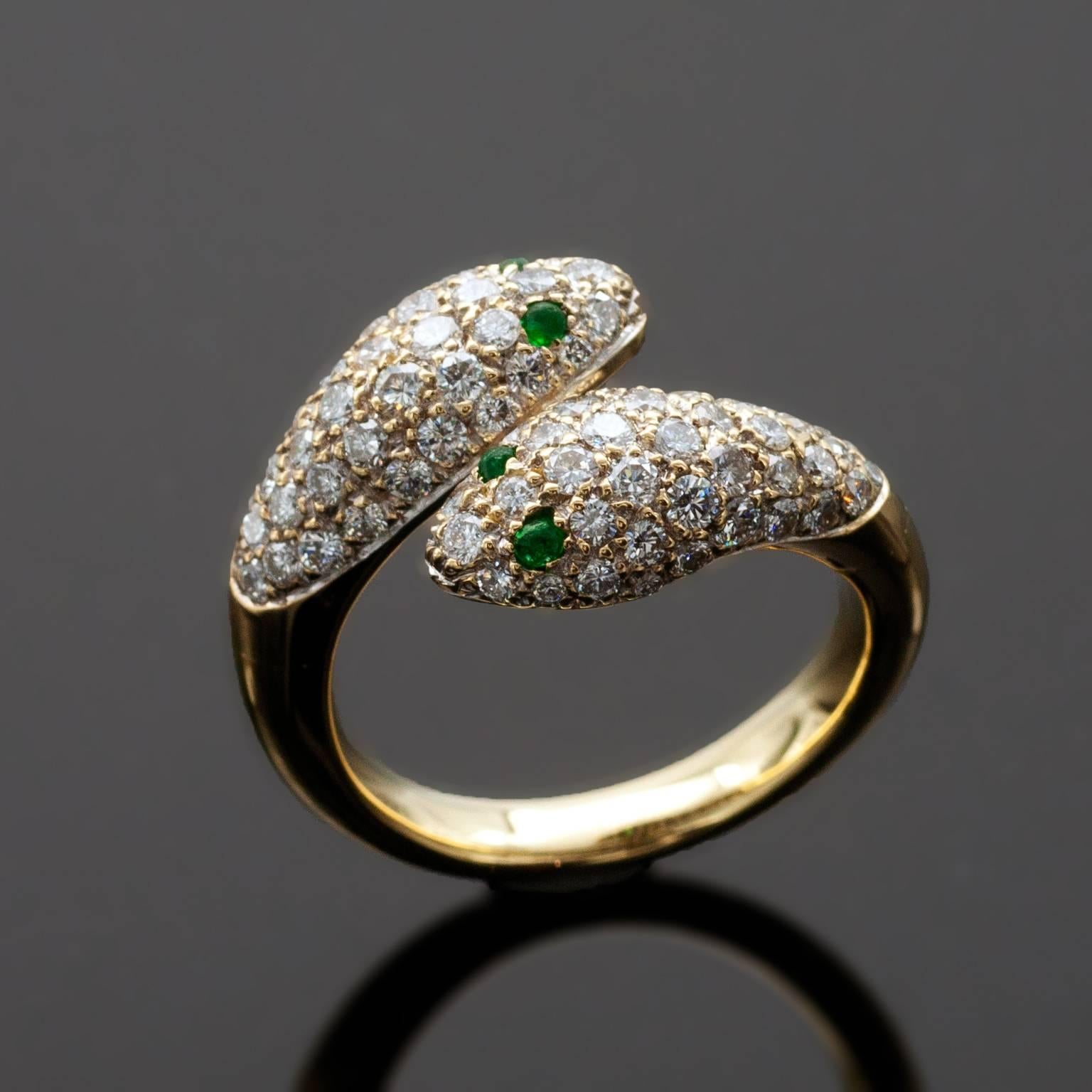 Delicate 18KT gold snake ring. Two snakes heads pavé set wit white diamonds round emeralds for the eyes.
Diamonds: Approx. 1,25 carat G VS
French state hallmark stamp