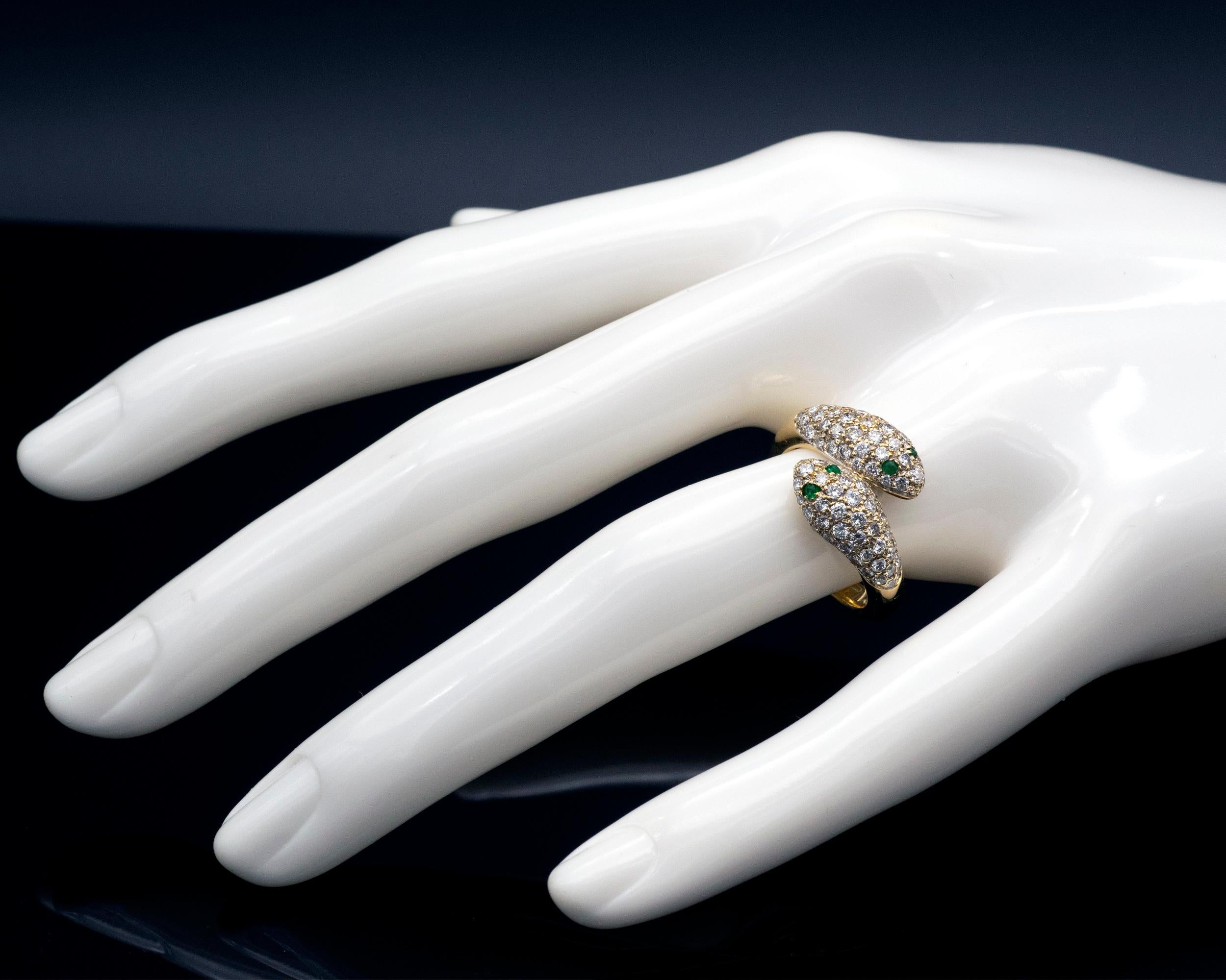 Diamond and Emerald Gold Snake Toi Et Moi Ring In New Condition In Monte Carlo, MC