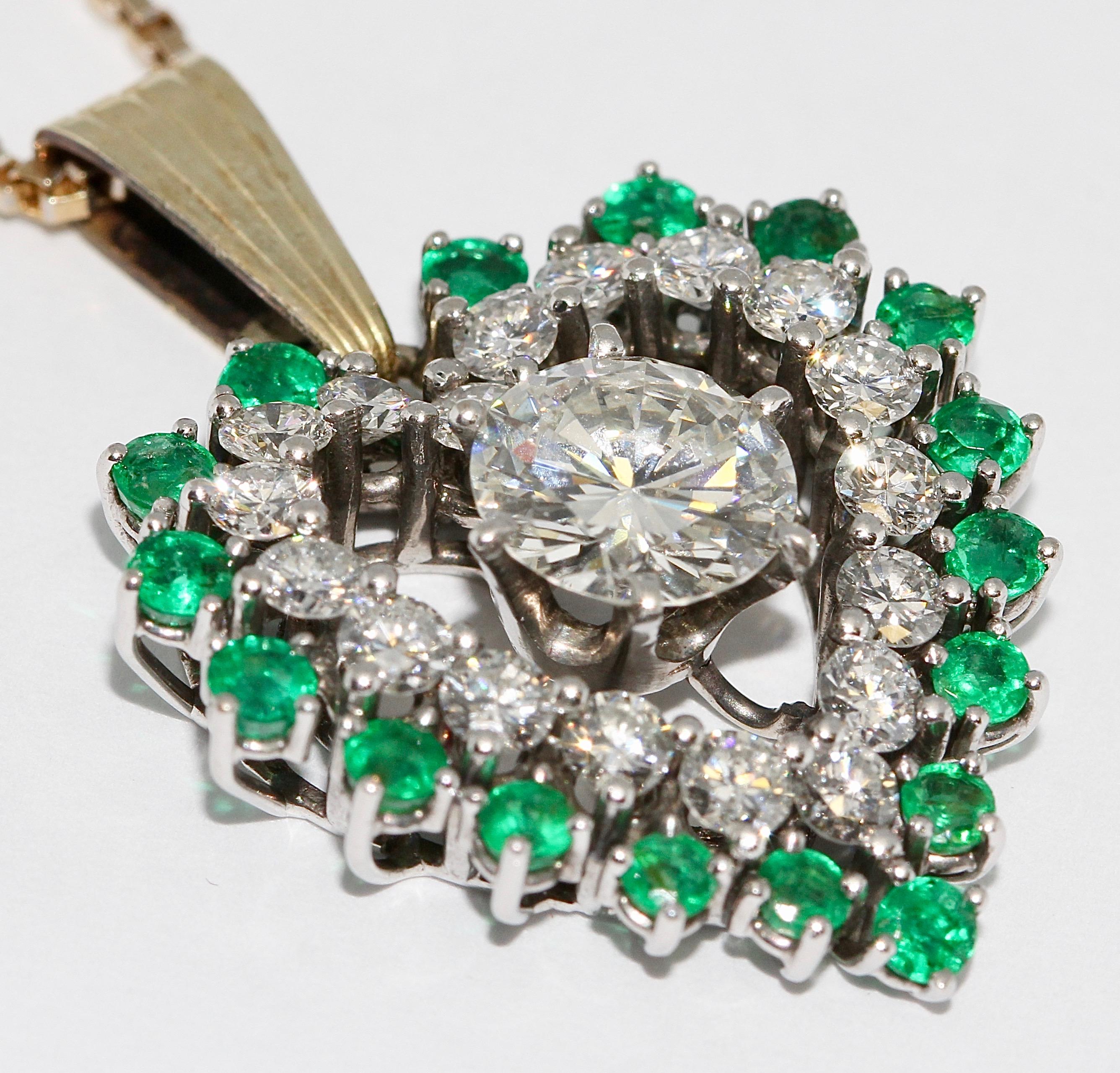 Diamant- und Smaragd-Herz-Anhänger, Verzierung, 18 Karat Gold mit großem Solitär (Moderne) im Angebot