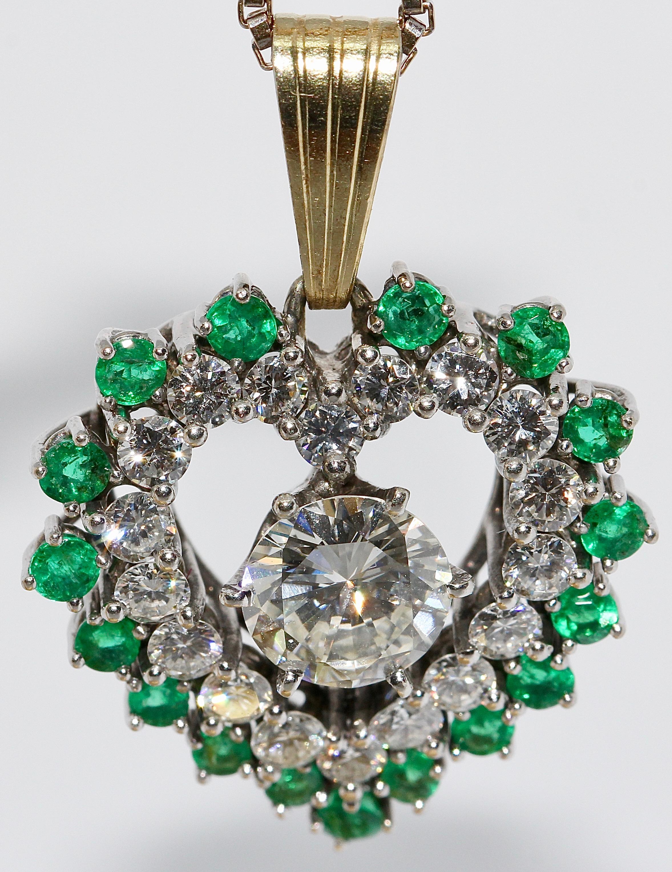 Diamant- und Smaragd-Herz-Anhänger, Verzierung, 18 Karat Gold mit großem Solitär (Rundschliff) im Angebot