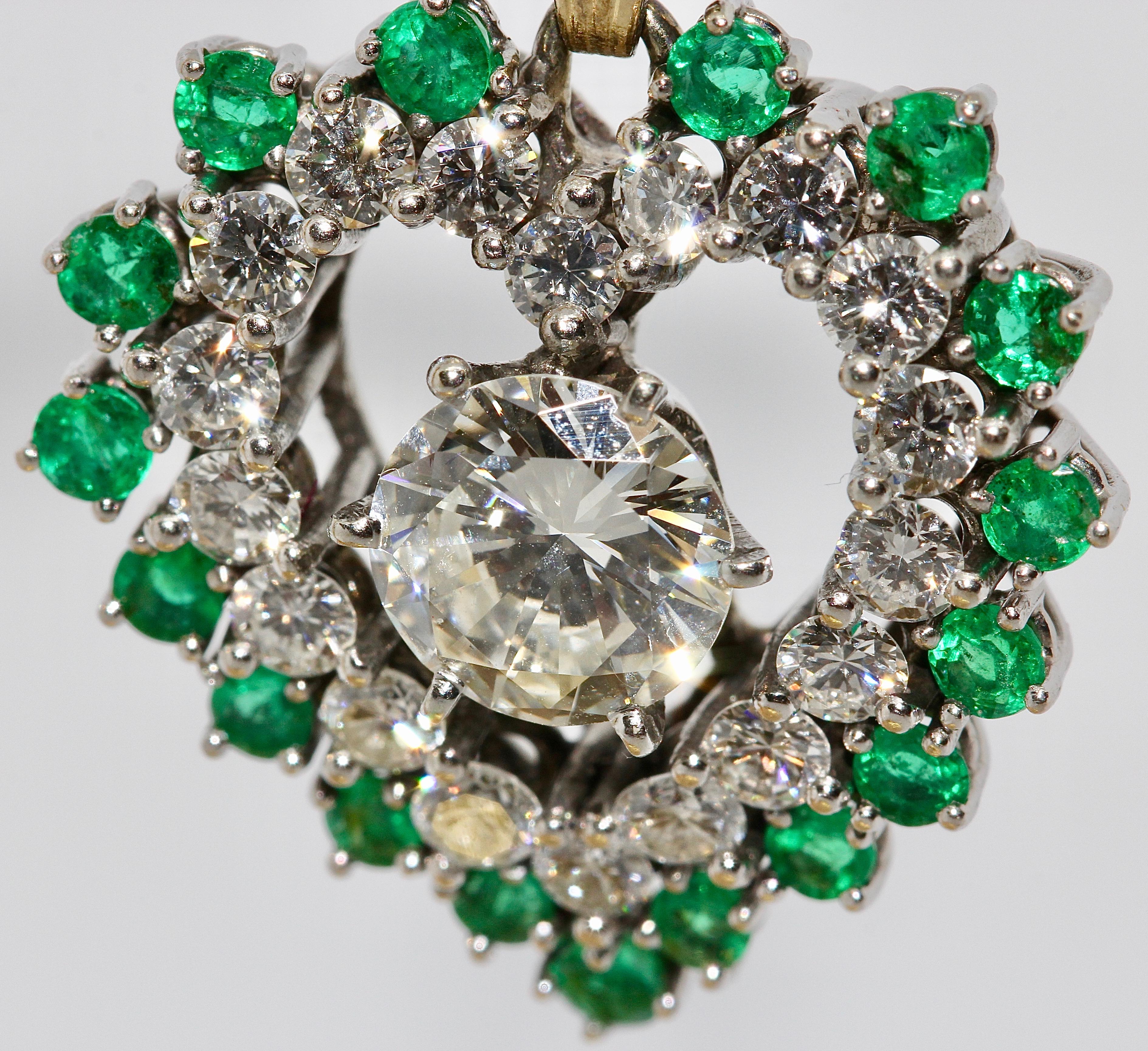 Diamant- und Smaragd-Herz-Anhänger, Verzierung, 18 Karat Gold mit großem Solitär Damen im Angebot