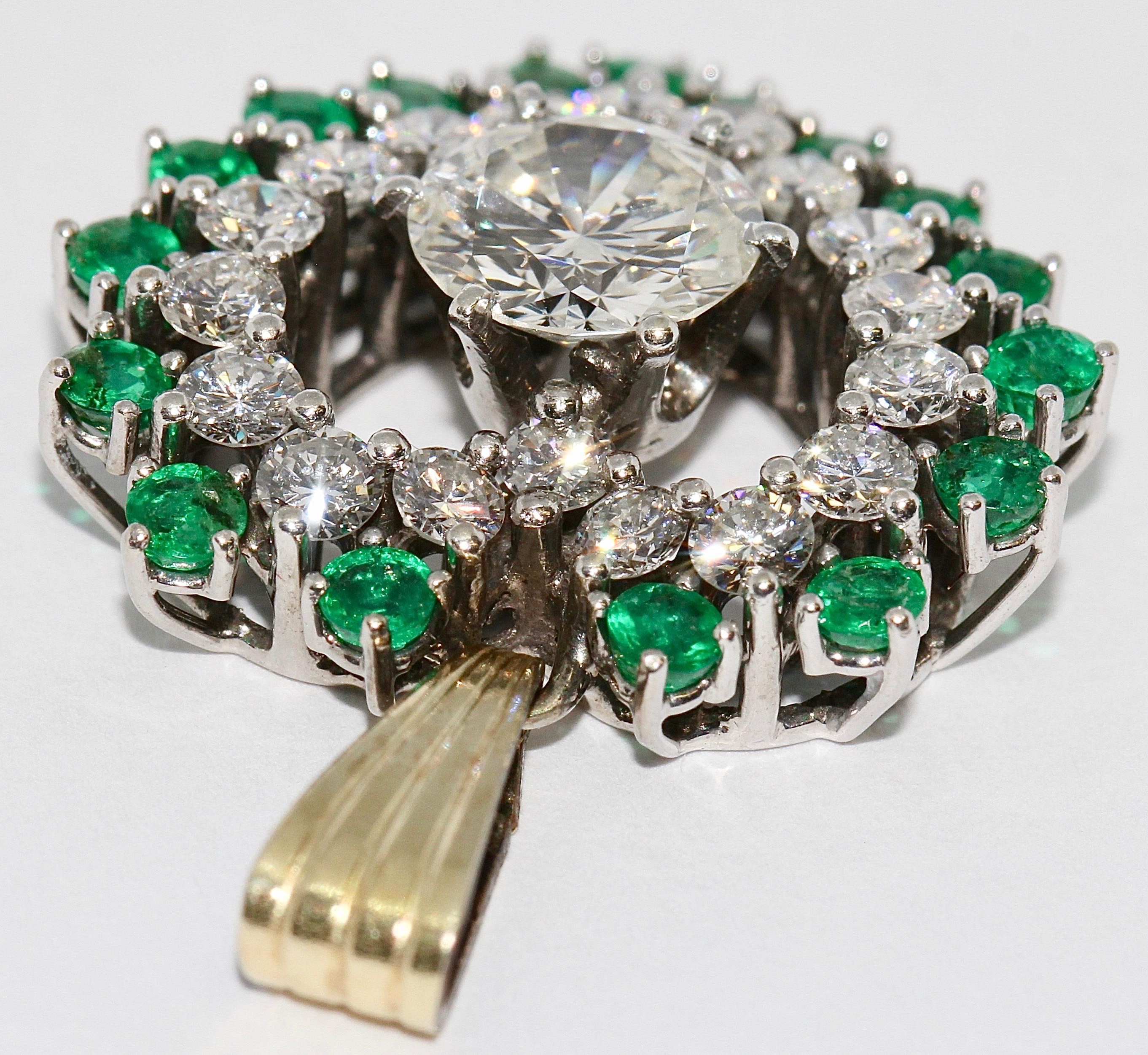 Diamond and Emerald Heart Pendant, Enhancer, 18 Karat Gold with Large Solitaire In Good Condition For Sale In Berlin, DE