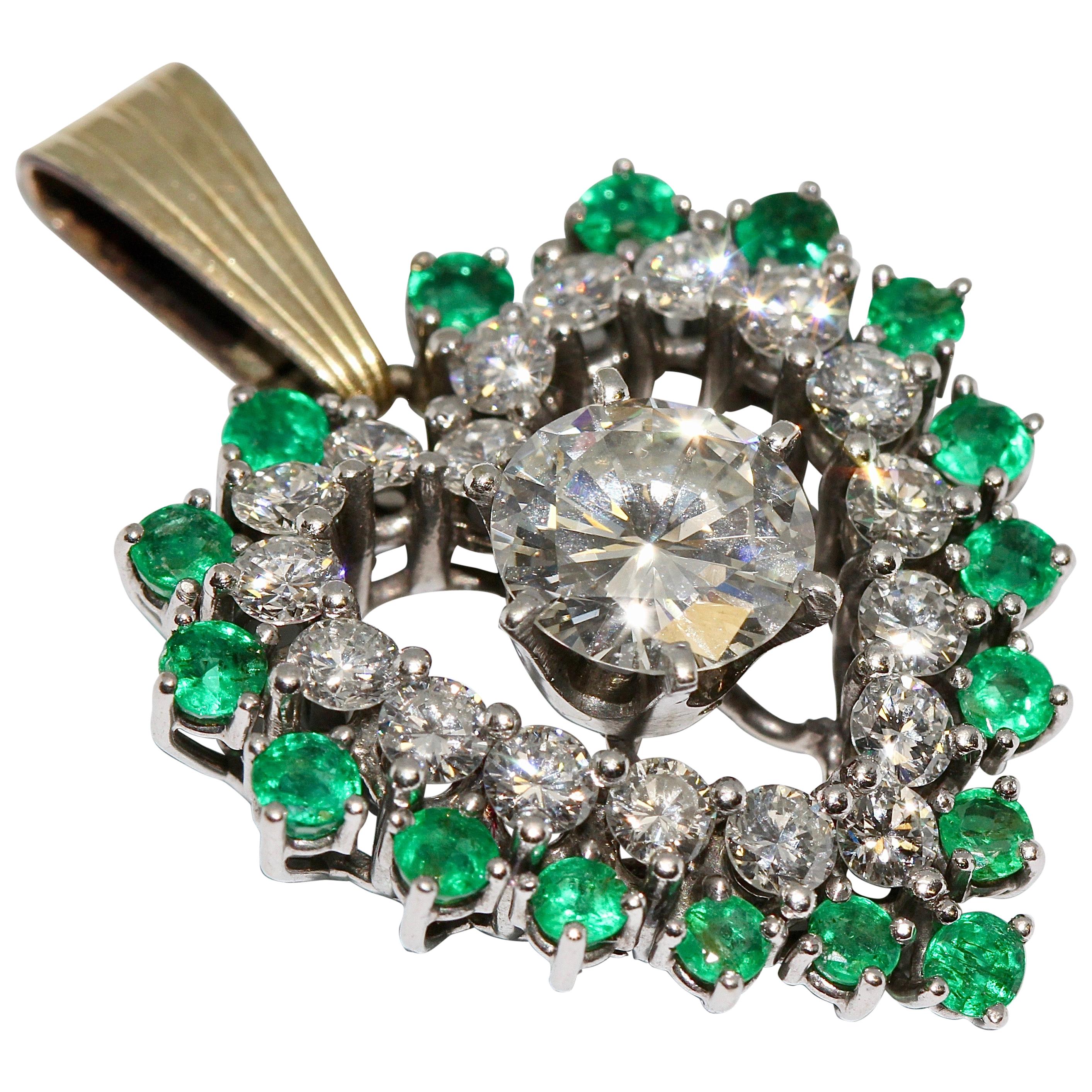 Diamant- und Smaragd-Herz-Anhänger, Verzierung, 18 Karat Gold mit großem Solitär
