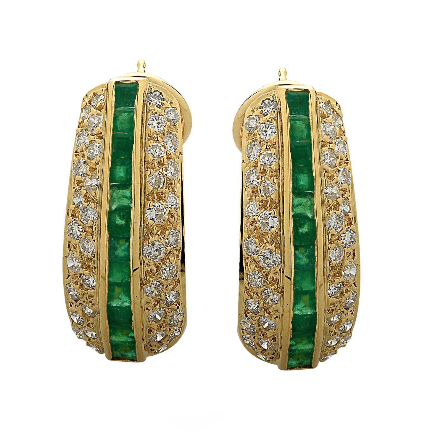 Attraktive Creolen aus 18 Karat Gelbgold mit 76 runden Diamanten im Brillantschliff mit einem Gesamtgewicht von ca. 1 Karat, Farbe F-G, Reinheit VS-SI und 24 Smaragden im Karreschliff mit einem Gesamtgewicht von ca. 1 Karat. Diese schönen Ohrringe