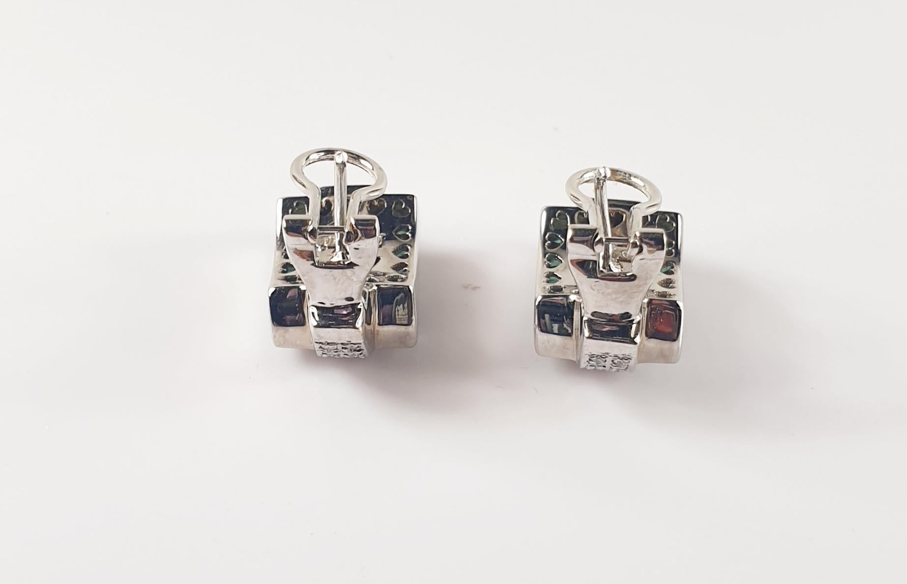 Contemporain Créoles en or blanc 18 carats avec diamants et émeraudes et motif en H en vente