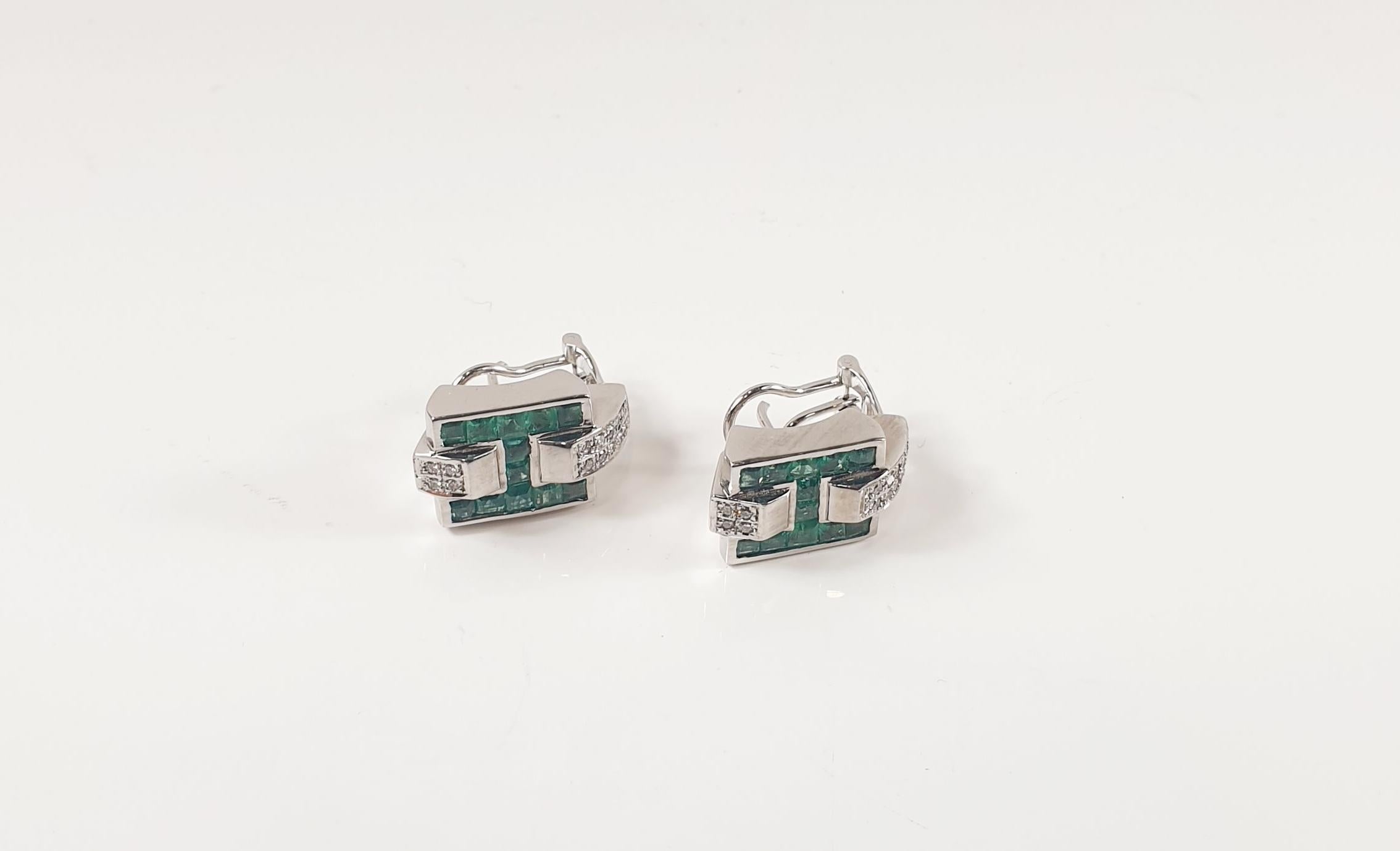 Taille baguette Créoles en or blanc 18 carats avec diamants et émeraudes et motif en H en vente