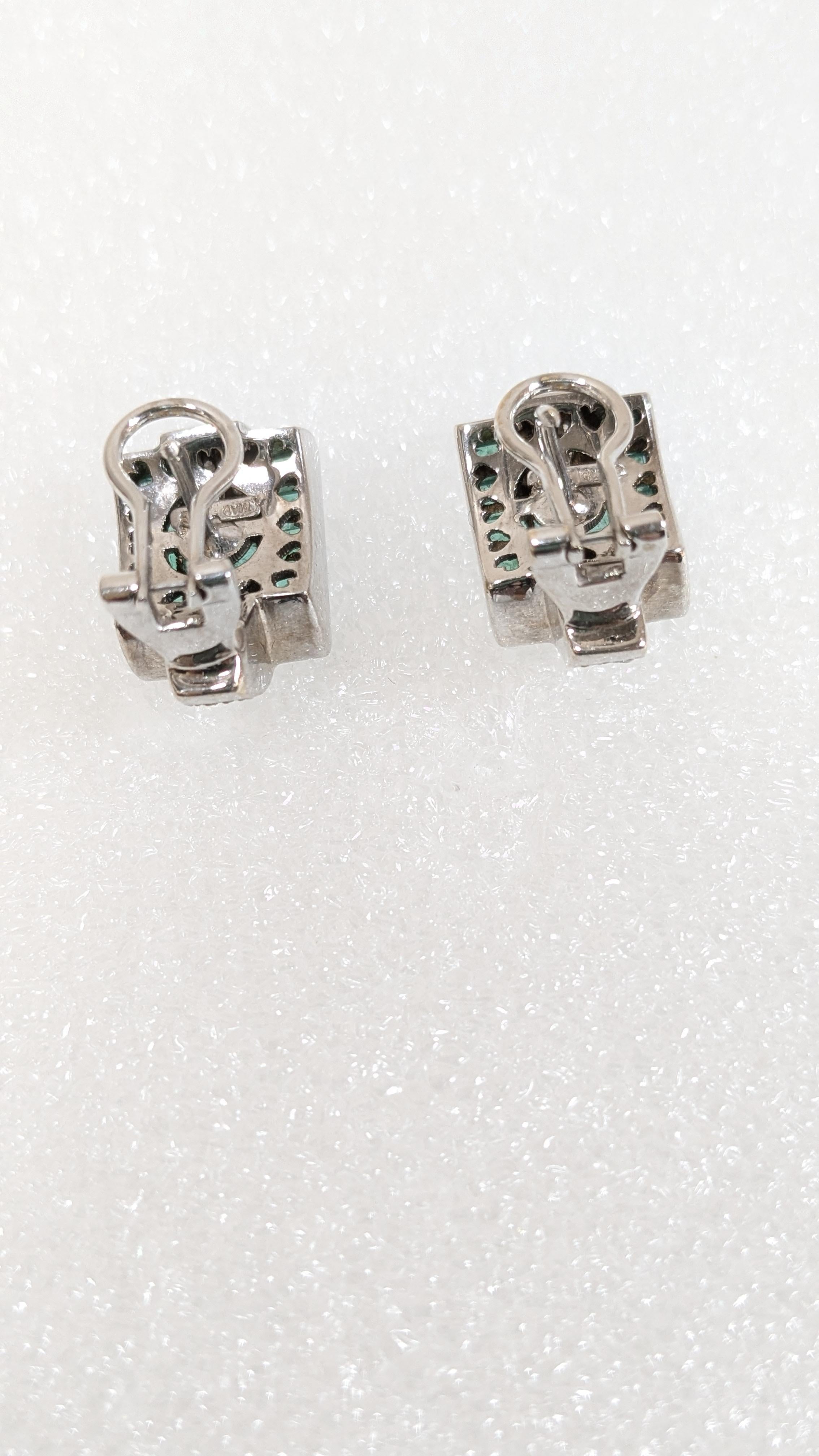 Créoles en or blanc 18 carats avec diamants et émeraudes et motif en H en vente 1