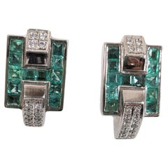 Créoles en or blanc 18 carats avec diamants et émeraudes et motif en H