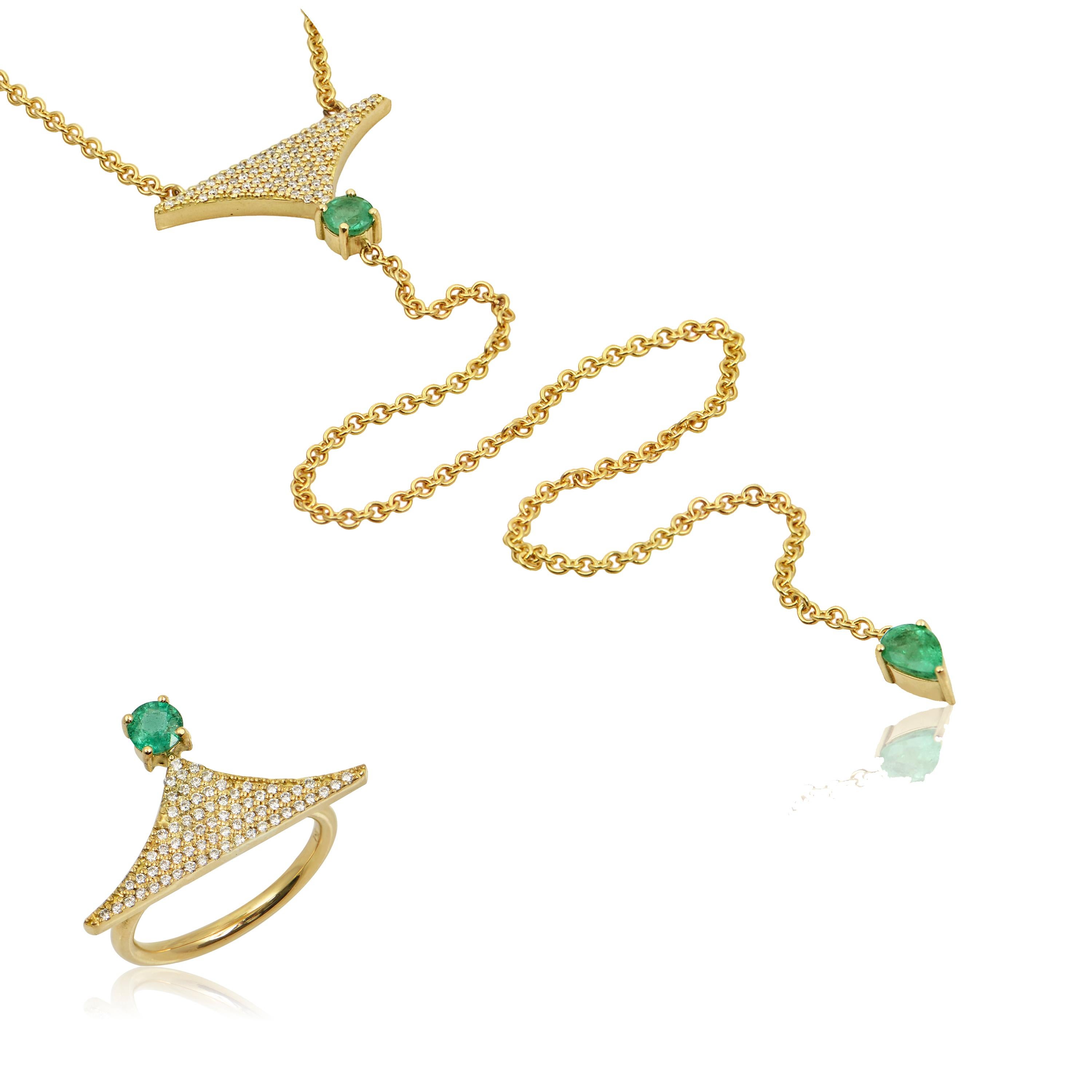 Taille ronde Lariat en or jaune 18 carats avec diamants et émeraudes en vente