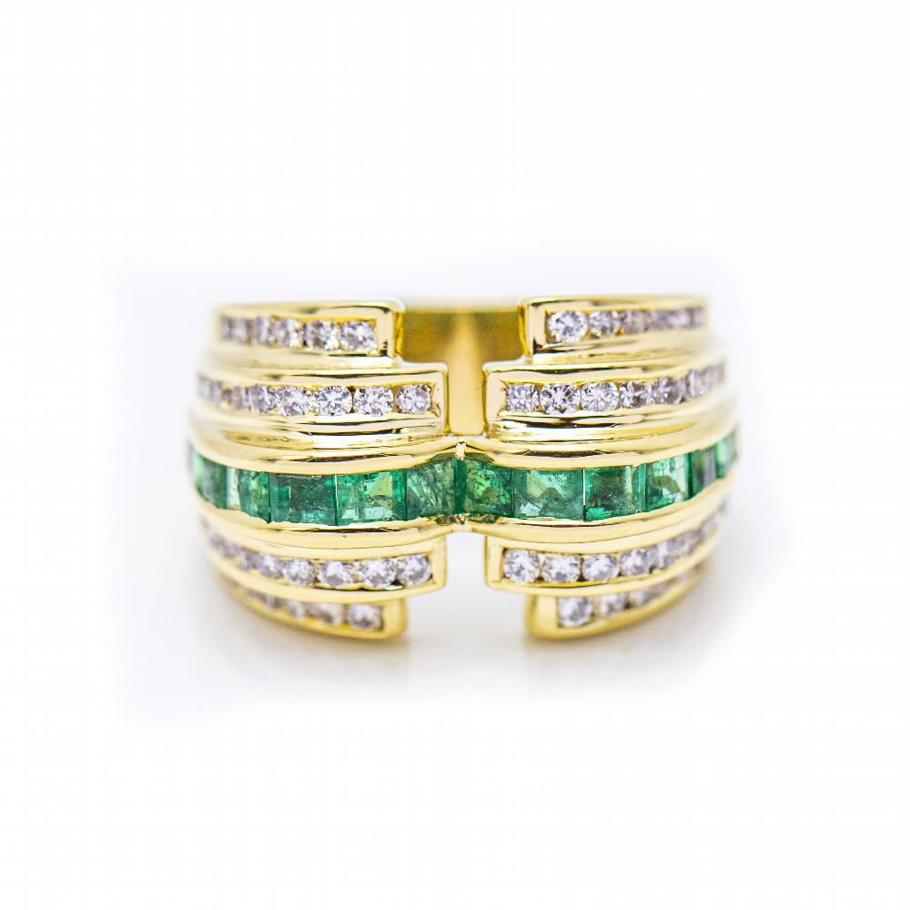 Yellow Gold Ring for woman  Diamonds in Brilliant cut with total weight 0,60cts. in quality G/VS  Emeralds with total weight 0,40cts  Size 12, you can adapt the size (Consult budget)  18kt Yellow Gold  12,70 grams.  Brand new product I Ref: N102925EJ