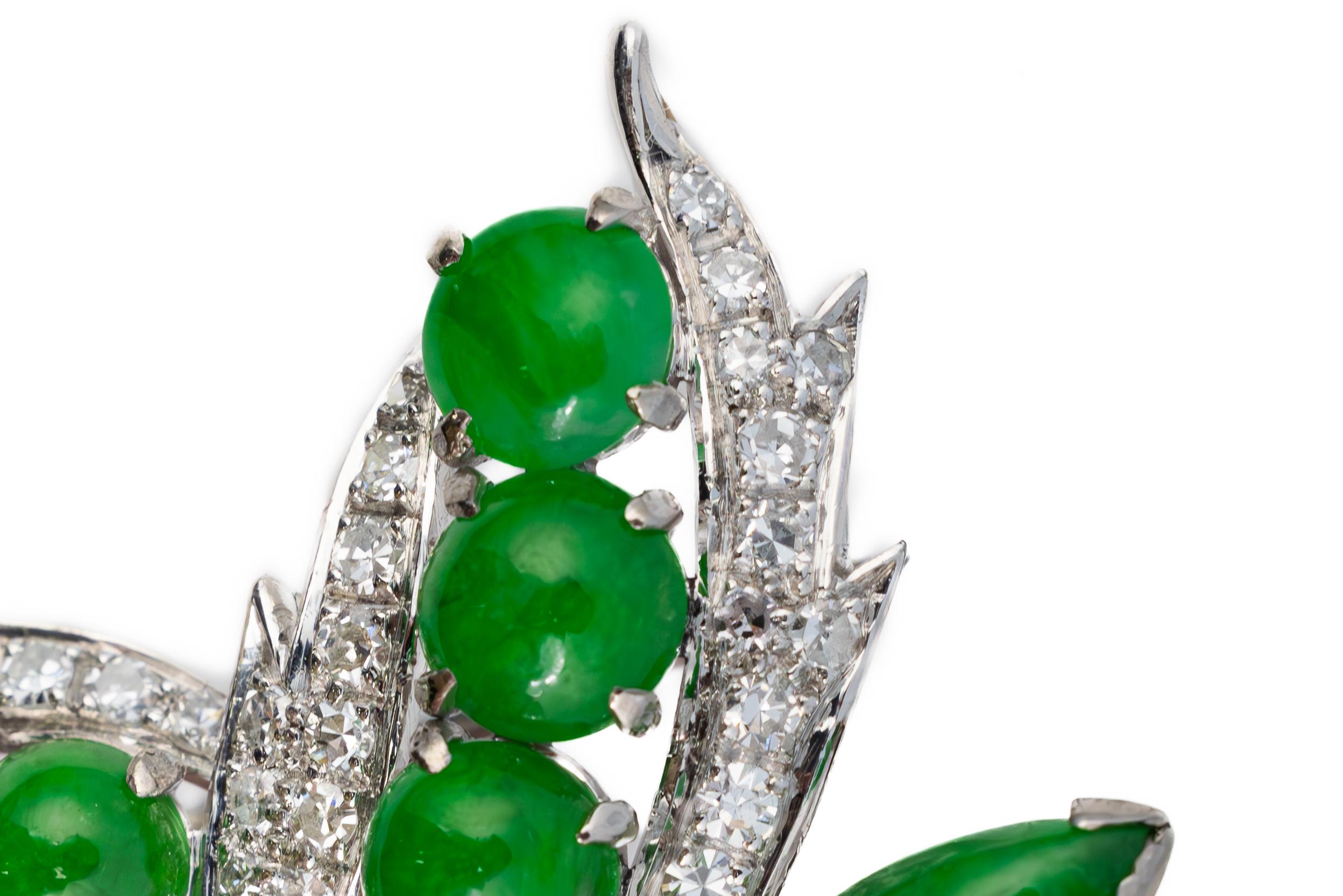 Brosche mit Diamanten und Smaragdblättern (Cabochon) im Angebot