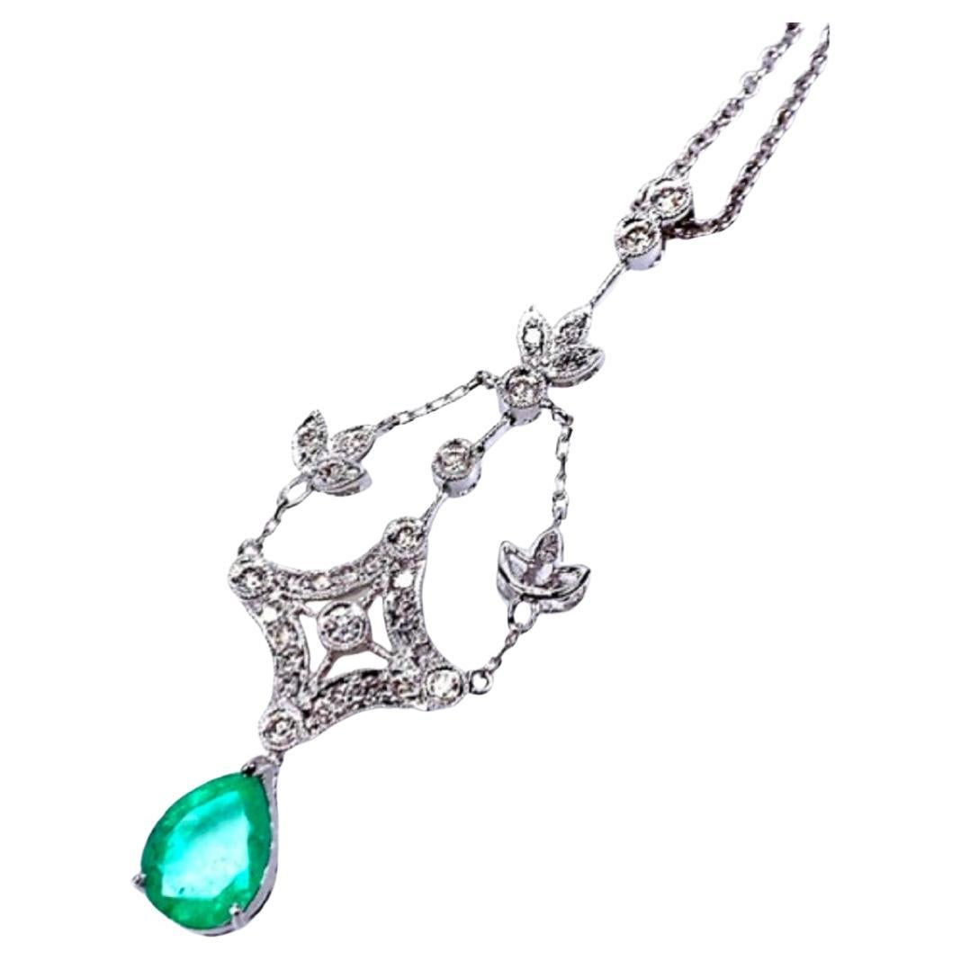 Collar de diamantes y esmeraldas en oro blanco de 14 quilates