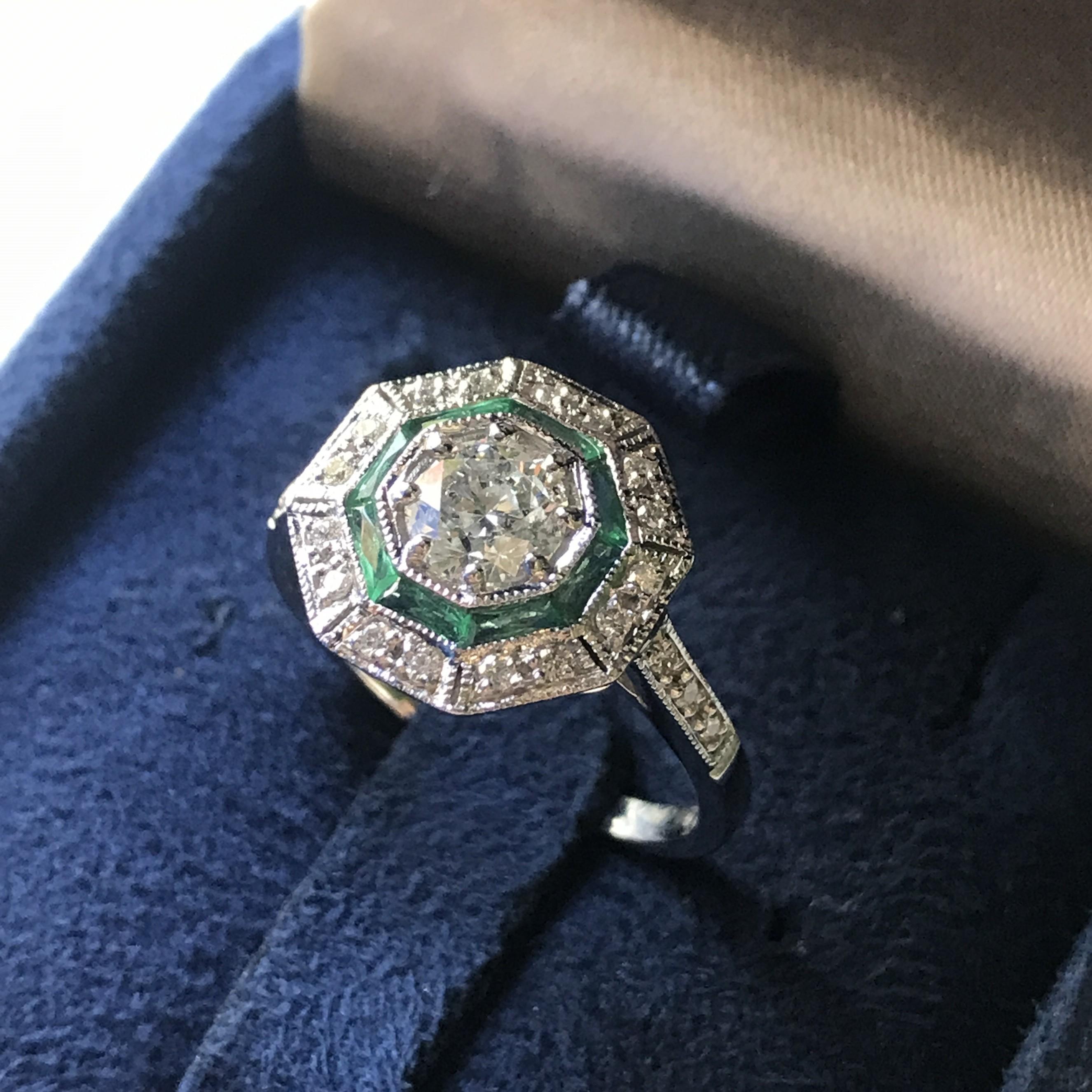 Bague en or blanc 18 carats diamant et émeraude de forme octogonale de style Art déco Neuf - En vente à Bangkok, TH