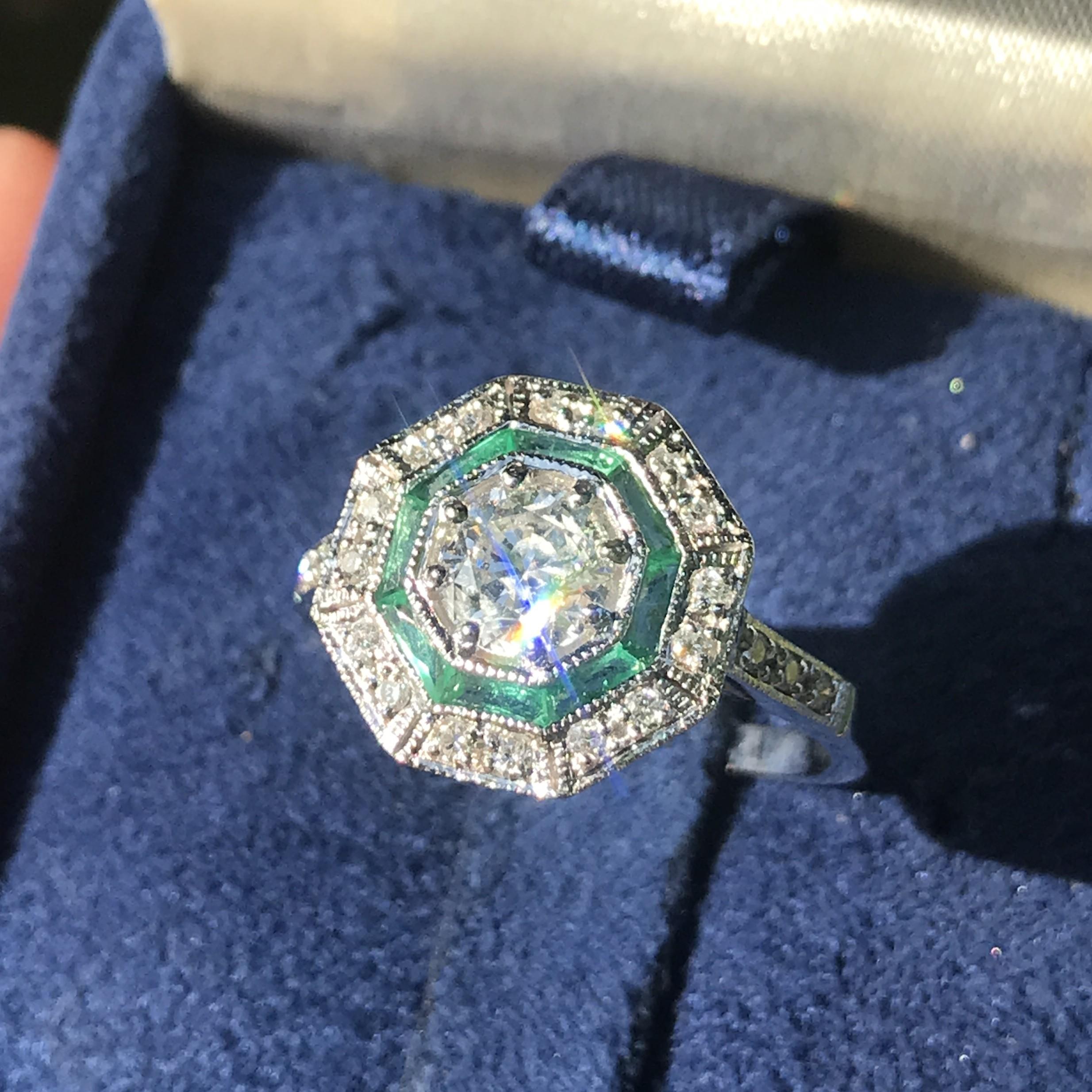 Bague en or blanc 18 carats diamant et émeraude de forme octogonale de style Art déco Pour femmes en vente