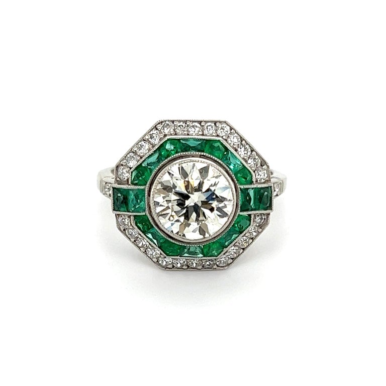 Diamond and Emerald Platinum Art Deco Revival Ring Estate Fine Jewelry In Excellent Condition For Sale In Montreal, QC